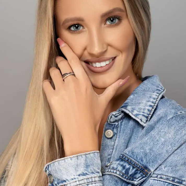 טבעת זהב משובצת יהלומים לבנים ושחורים