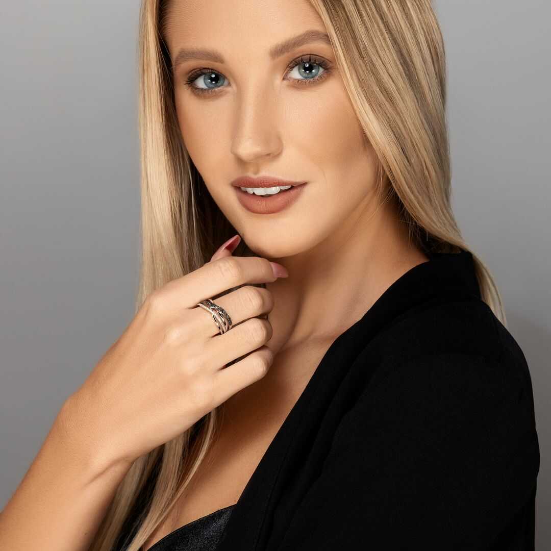 טבעת יהלומים לבנים ושחורים