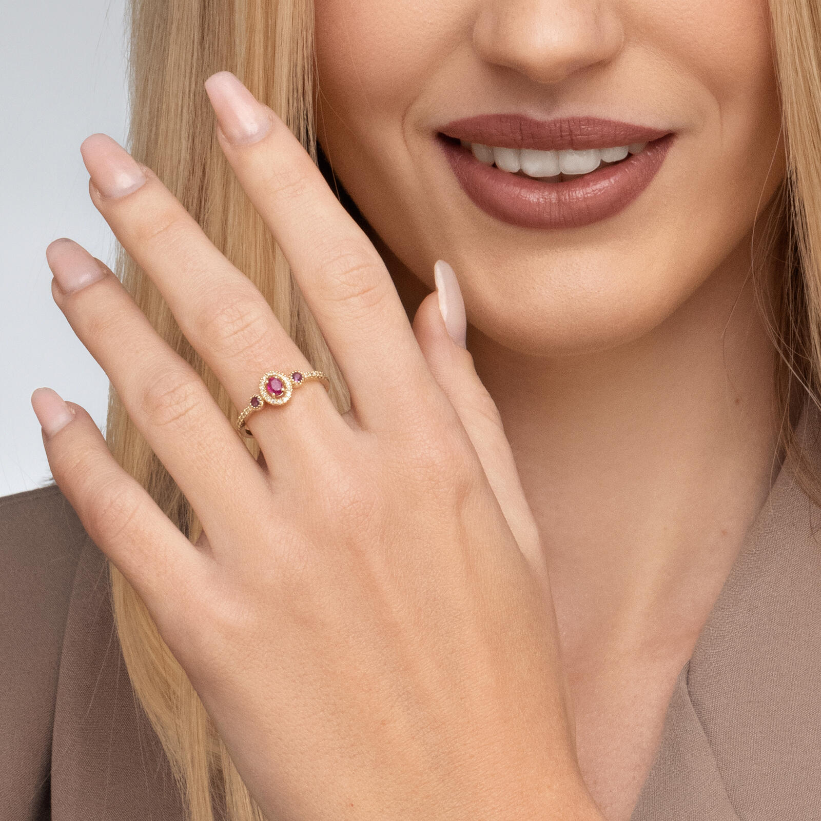 טבעת זהב עם 3 מעגלי יהלומים המקיפים אבני רובי אדומות