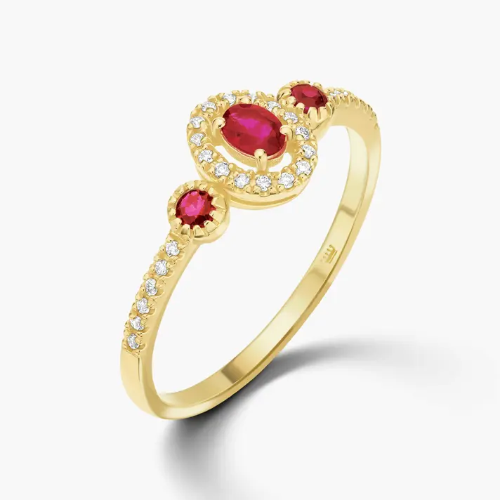 טבעת זהב עם 3 מעגלי יהלומים המקיפים אבני רובי אדומות
