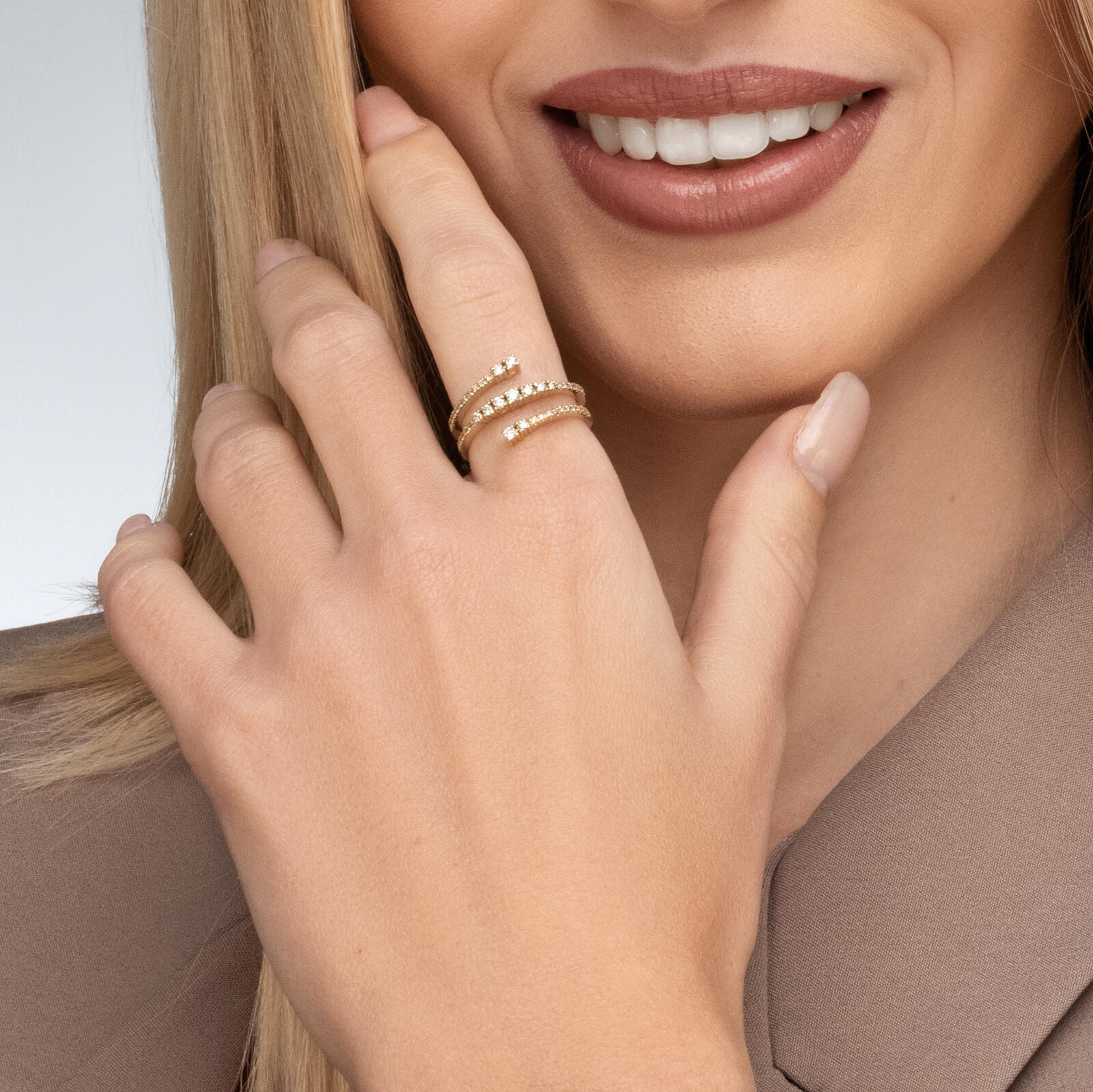 טבעת זהב 14K העוטפת את האצבע משובצת יהלומים