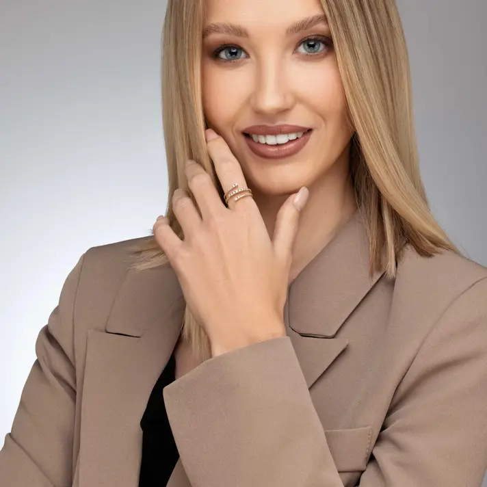 טבעת זהב 14K העוטפת את האצבע משובצת יהלומים