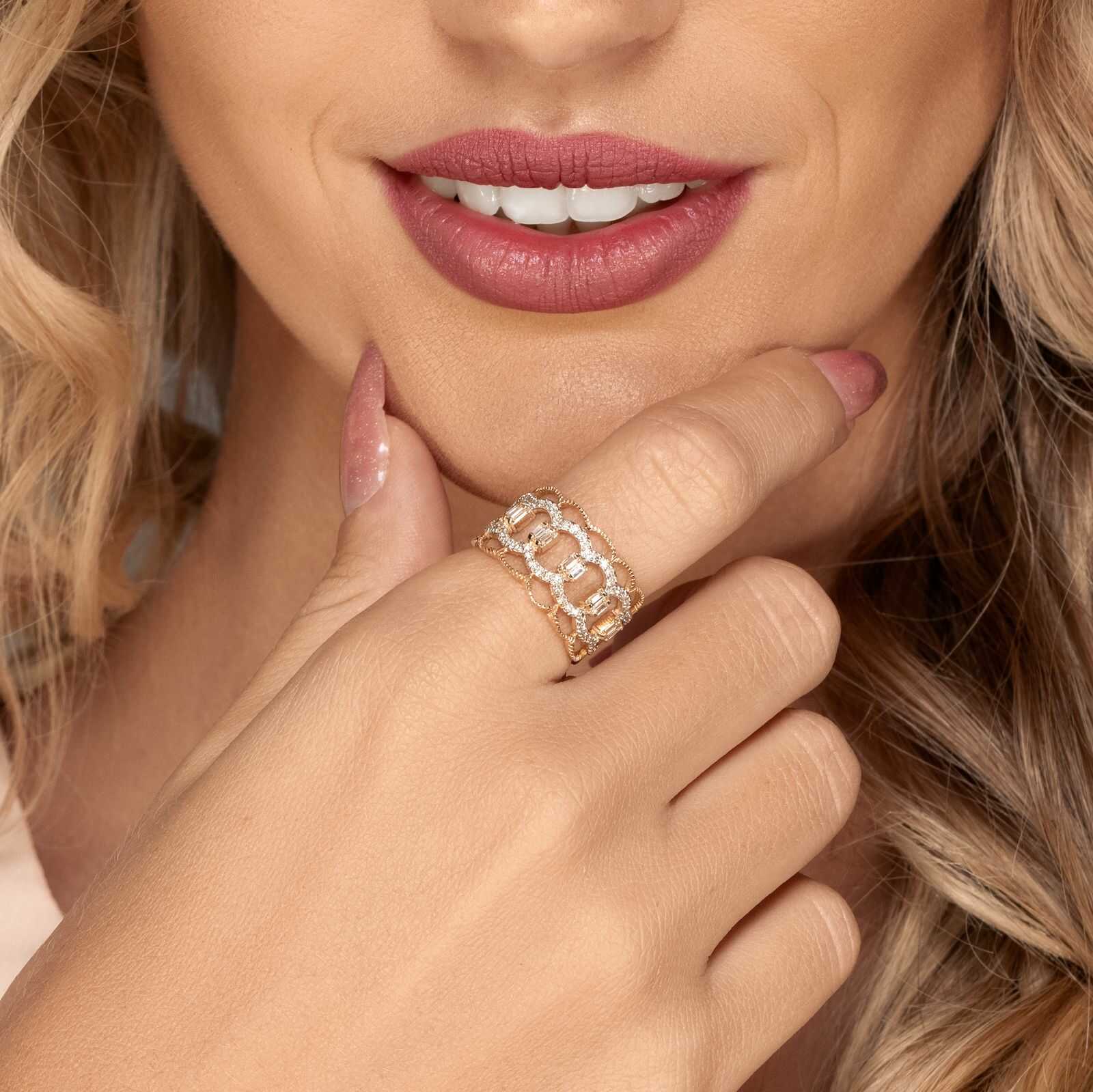 טבעת זהב עם קשתות ויהלומים בחיתוך באגט