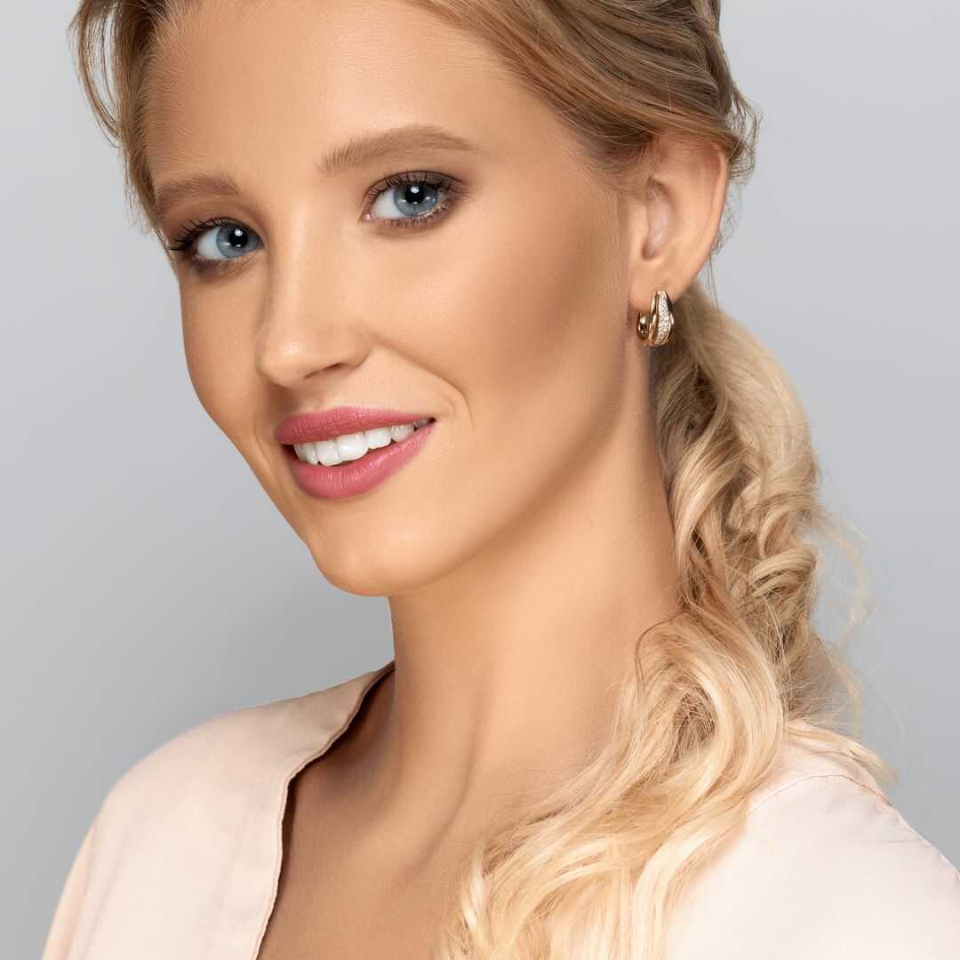 עגילי זהב המשובצים יהלומים