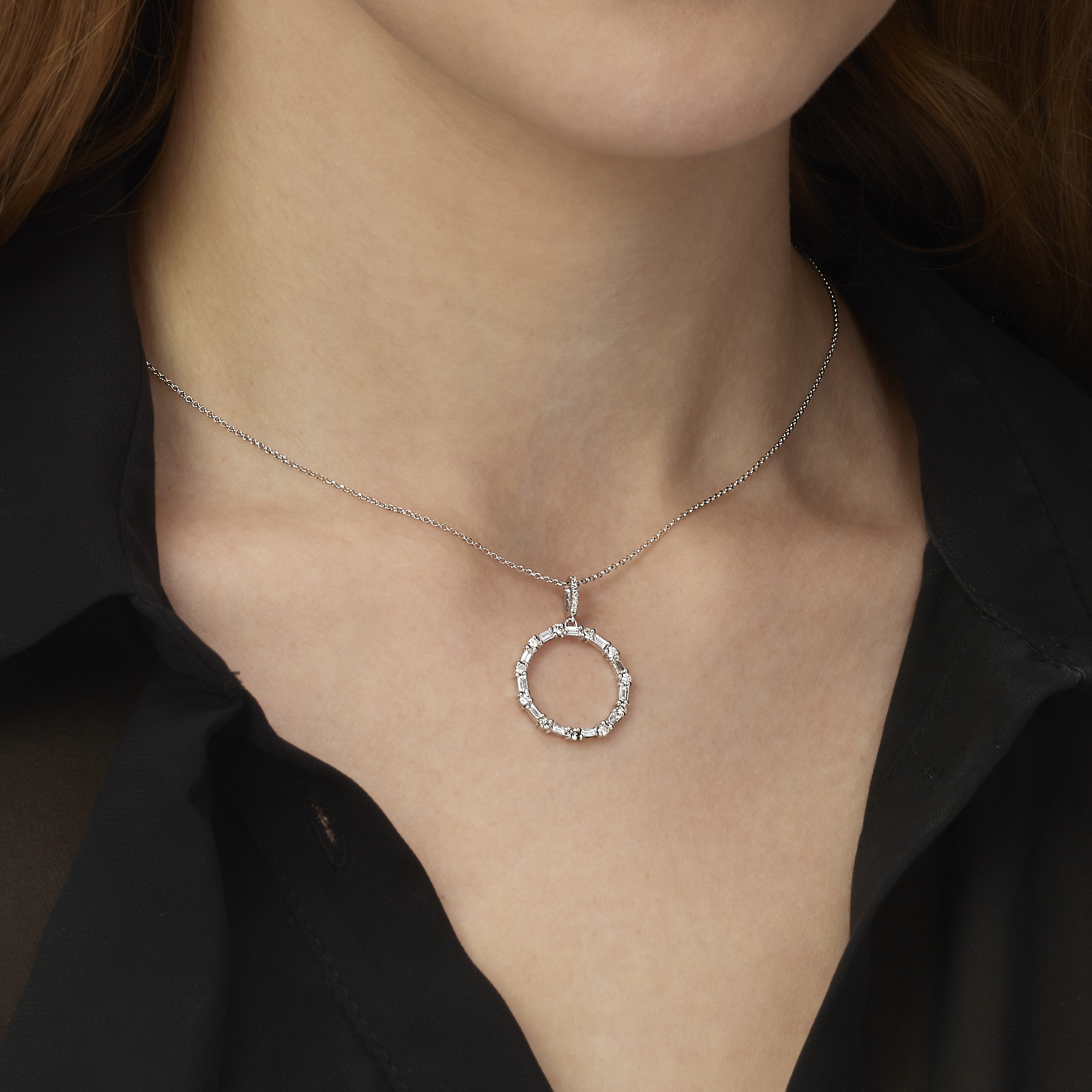 תליון זהב לבן עגול משובץ יהלומי באגט ועגולים