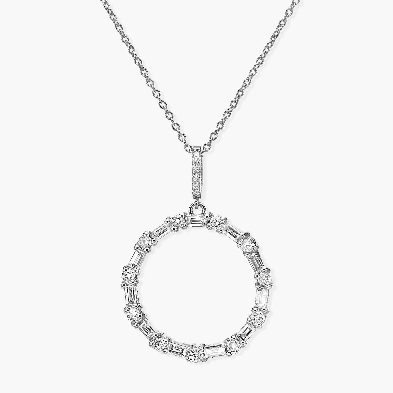 תליון זהב לבן עגול משובץ יהלומי באגט ועגולים