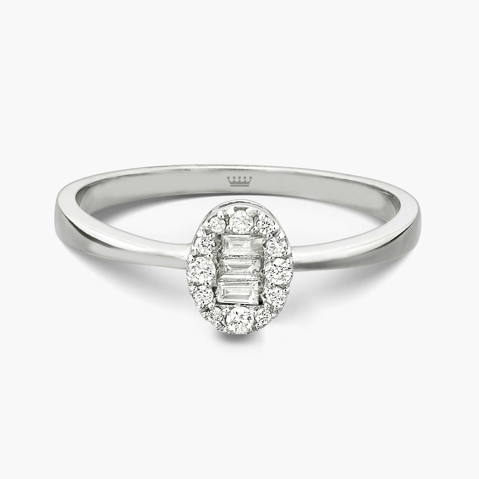 טבעת זהב בראשה אליפסה משובצת יהלומים