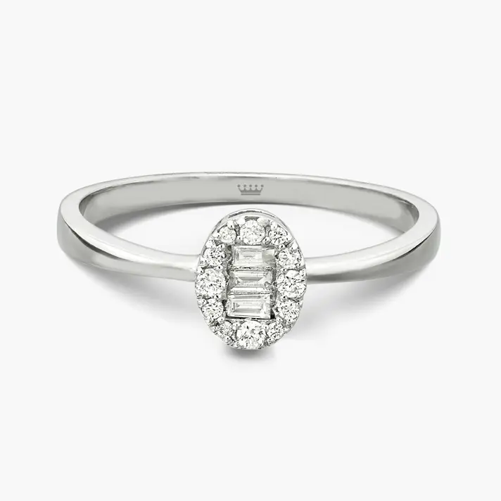 טבעת זהב בראשה אליפסה משובצת יהלומים