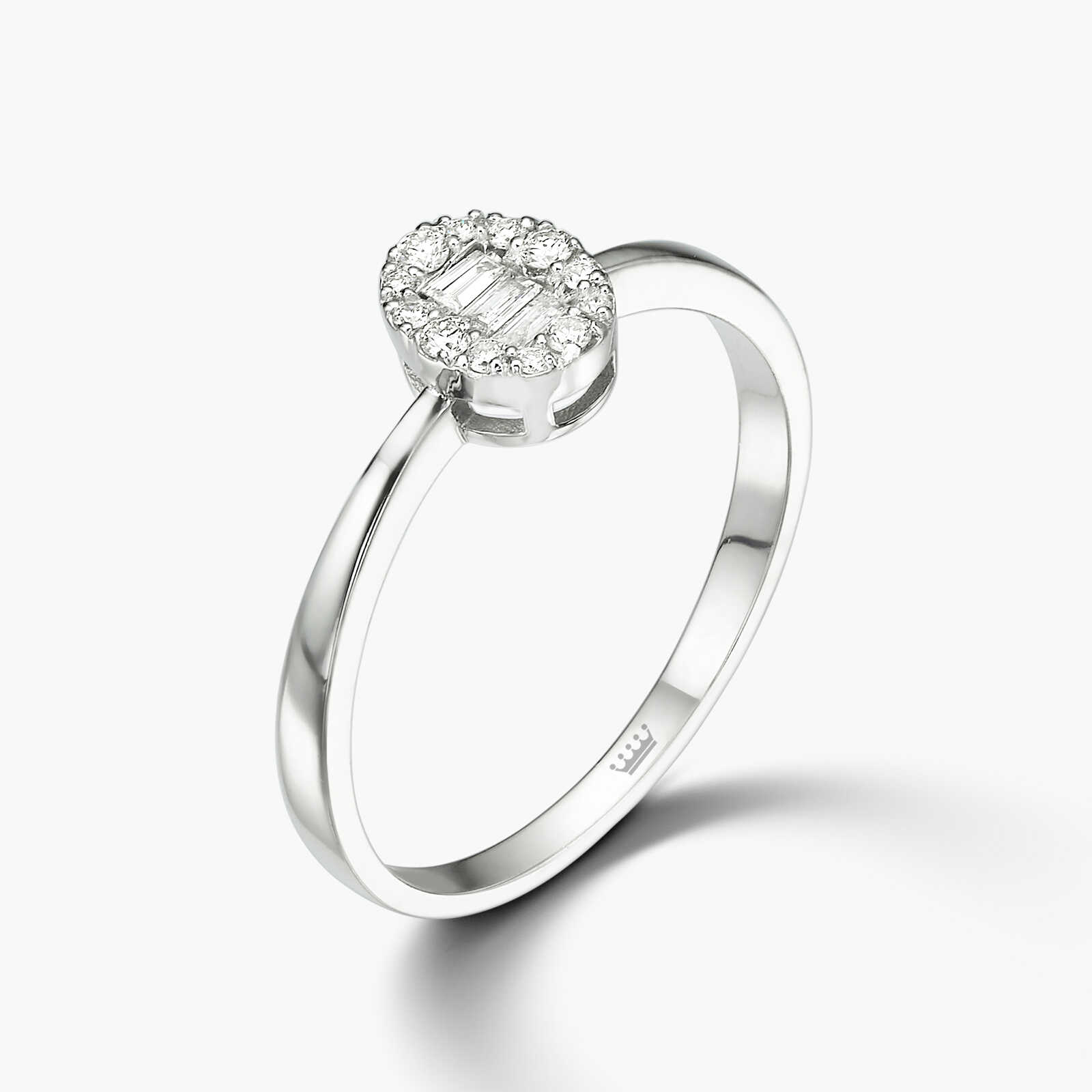 טבעת זהב בראשה אליפסה משובצת יהלומים