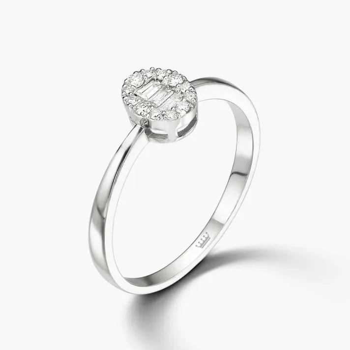 טבעת זהב בראשה אליפסה משובצת יהלומים