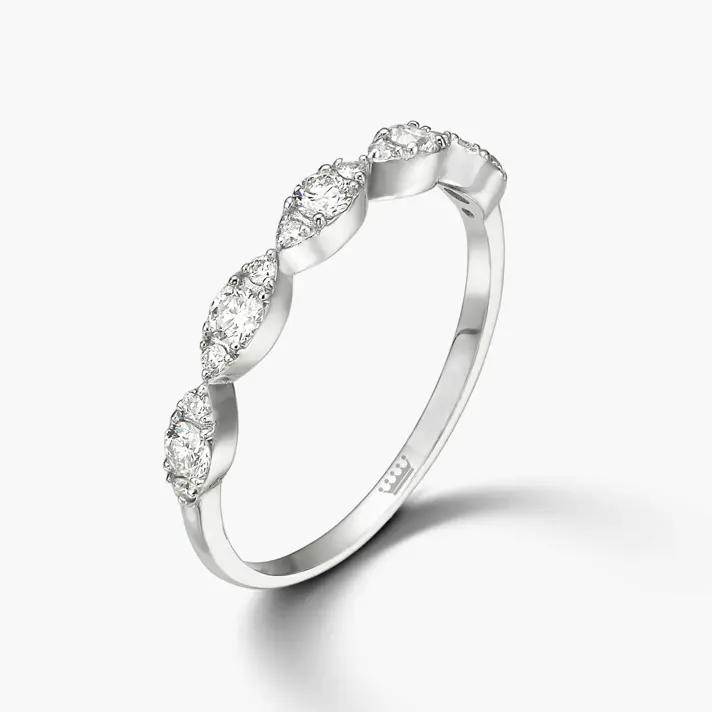 טבעת זהב לבן משובצת יהלומים