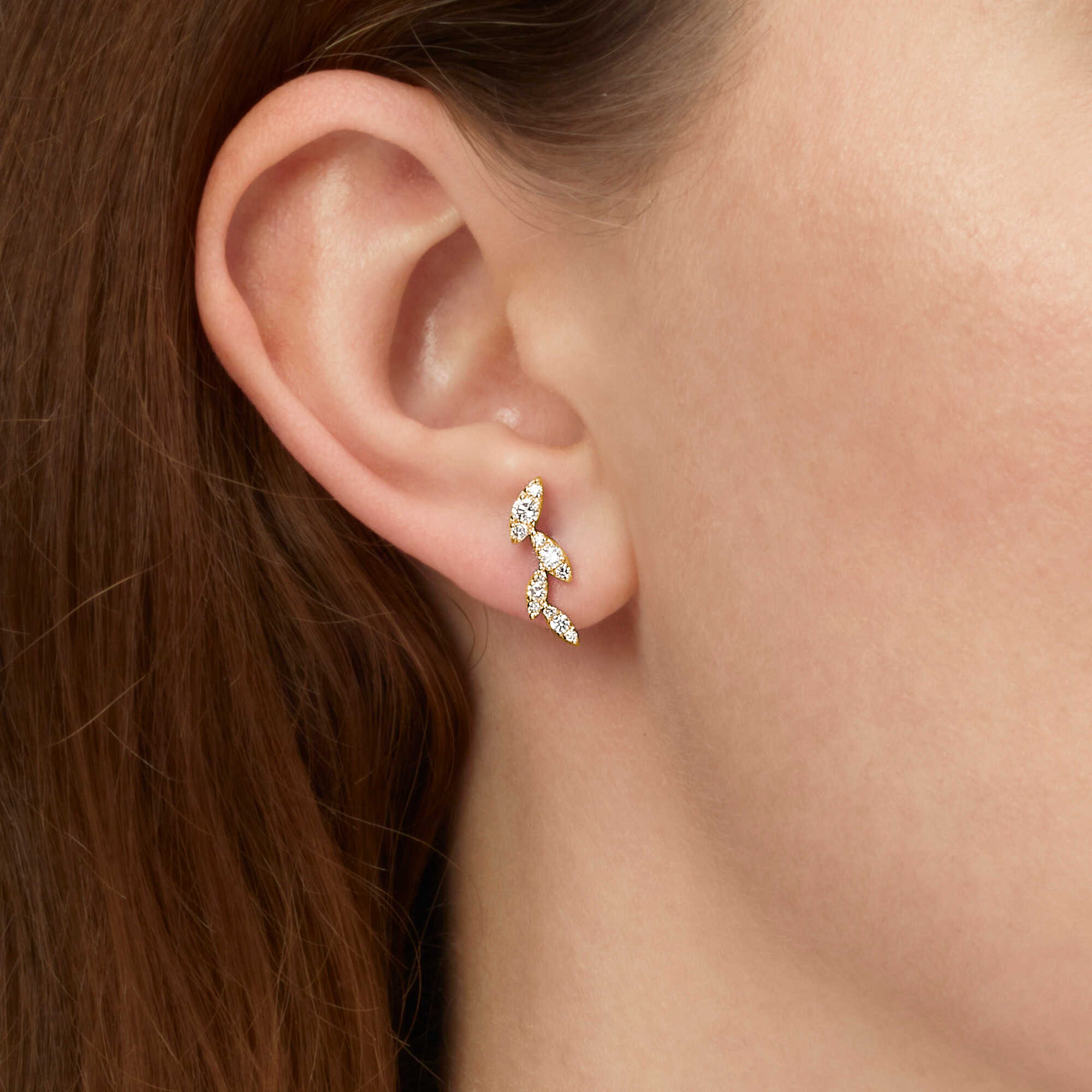 עגילי זהב בצורת עלים משובצים יהלומים