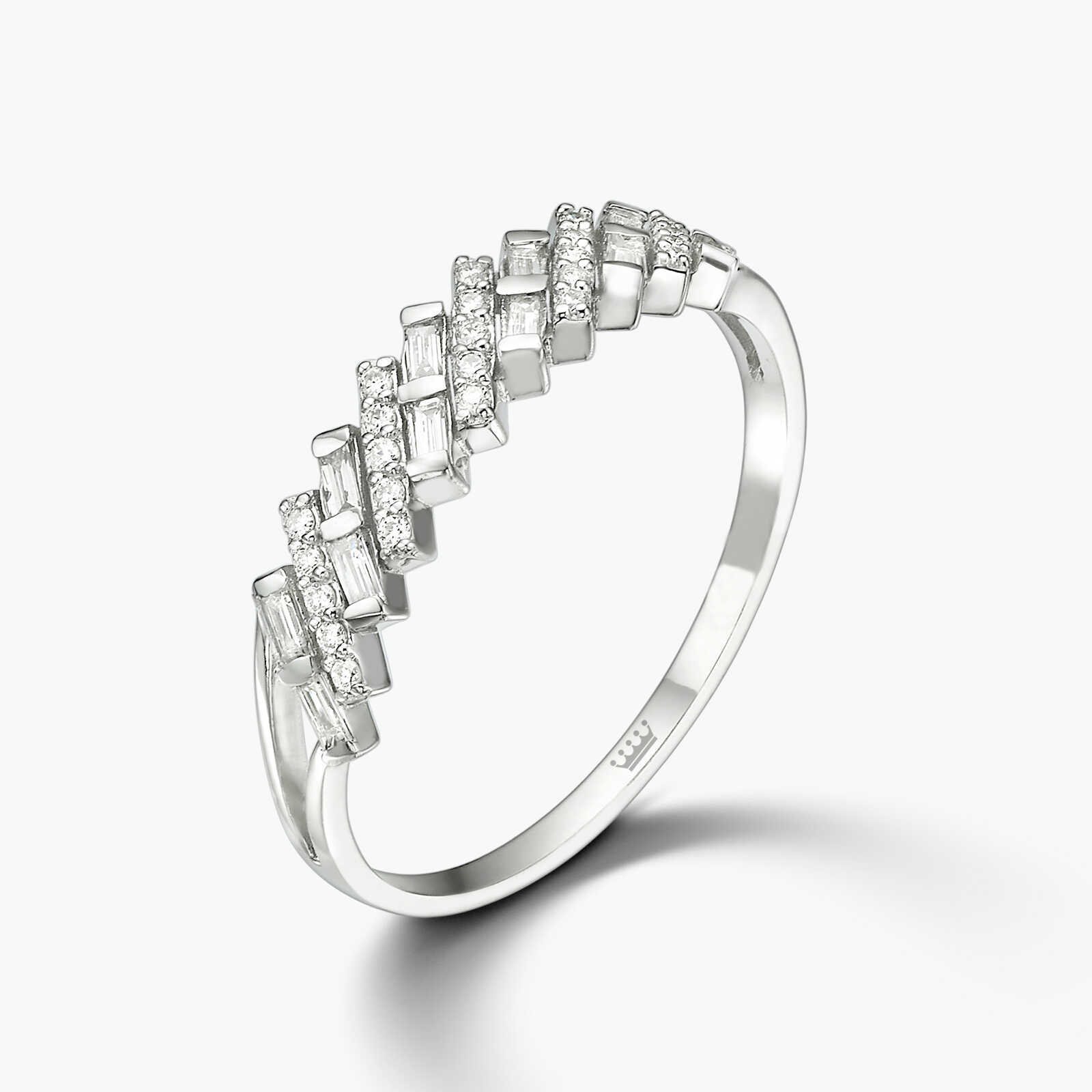 טבעת זהב משובצת יהלומים בחיתוך באגט