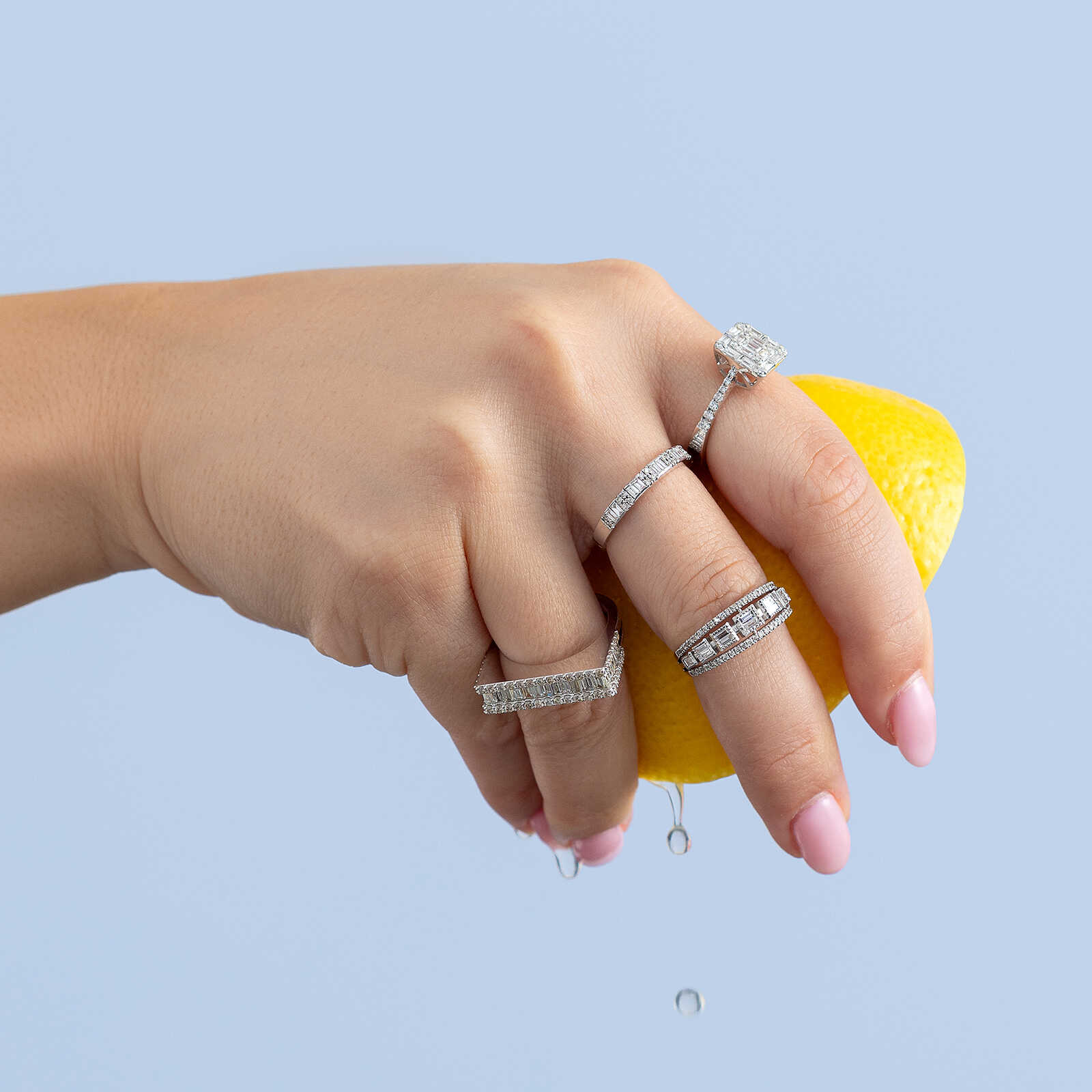 טבעת זהב כפולה המשובצת ביהלומים בחיתוך באגט ועגול