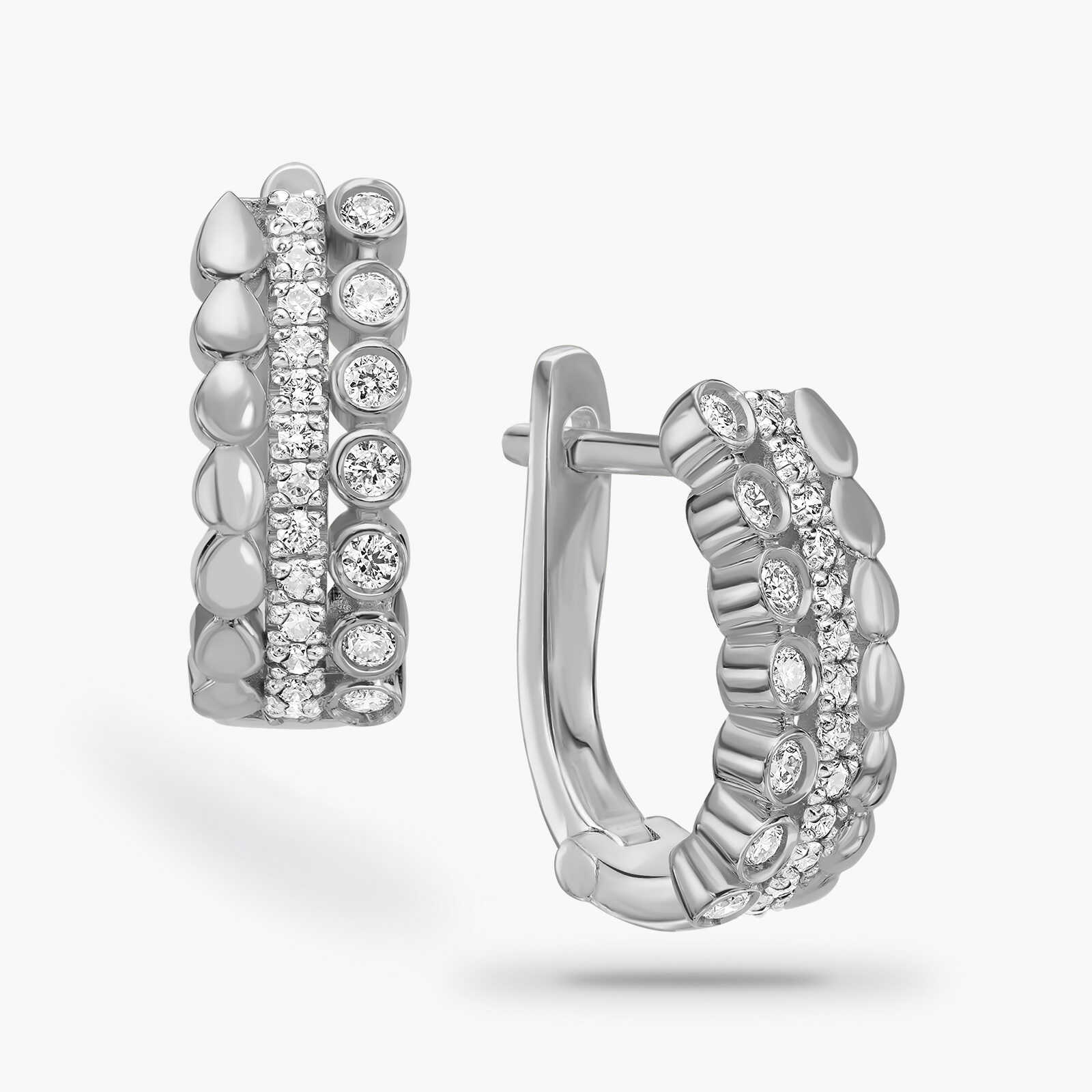 עגילי זהב משובצים בשני פסי יהלומים ובפס זהב