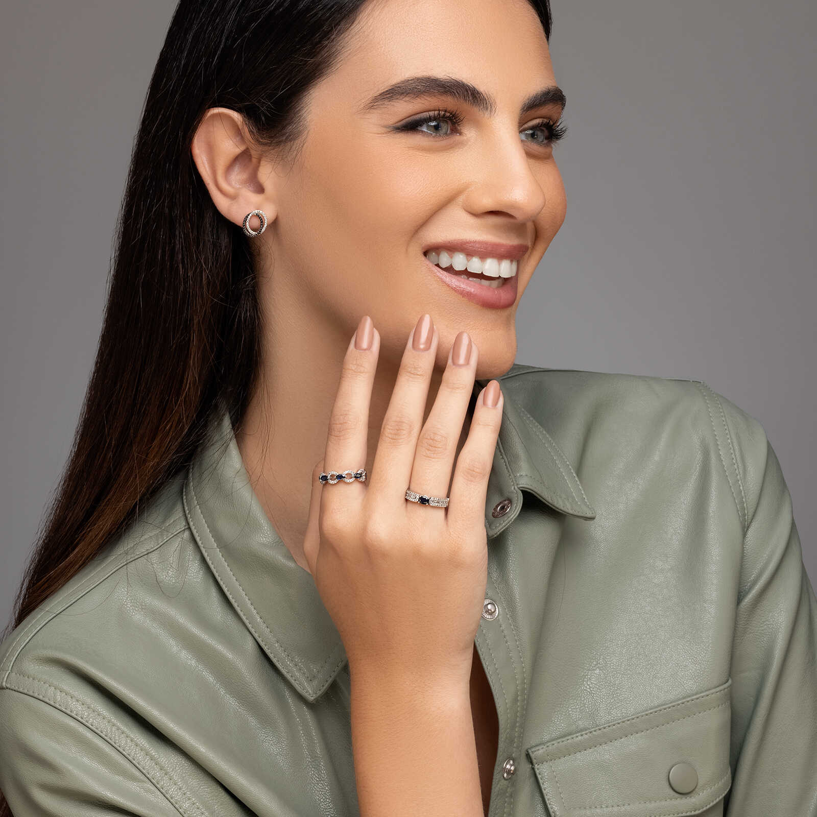 עגילי זהב חישוק כפול בשיבוץ יהלומים לבנים ושחורים