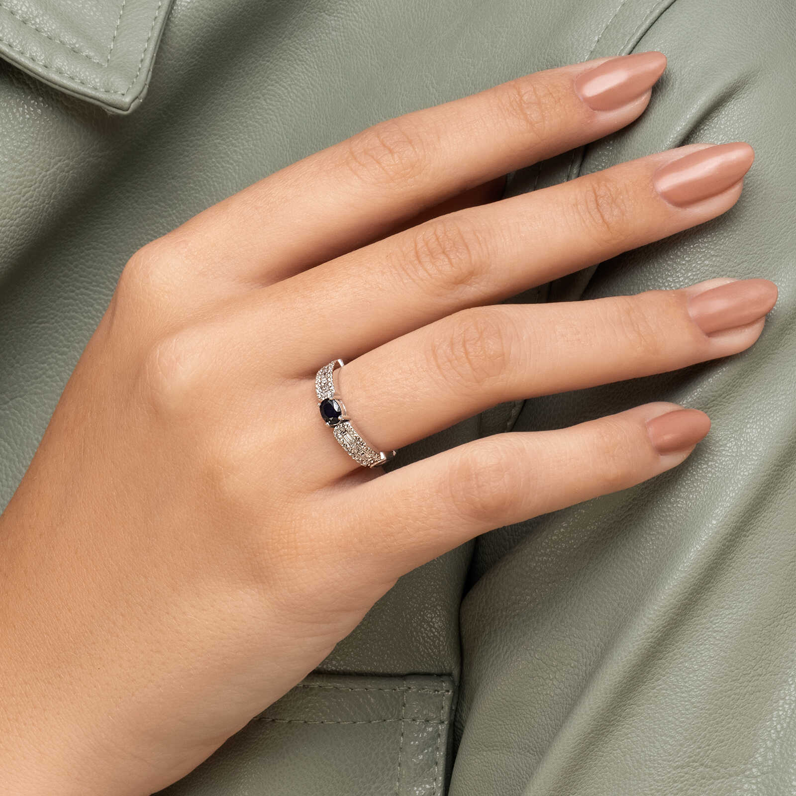 טבעת זהב בשיבוץ יהלומים בחיתוך באגט ואבן ספיר