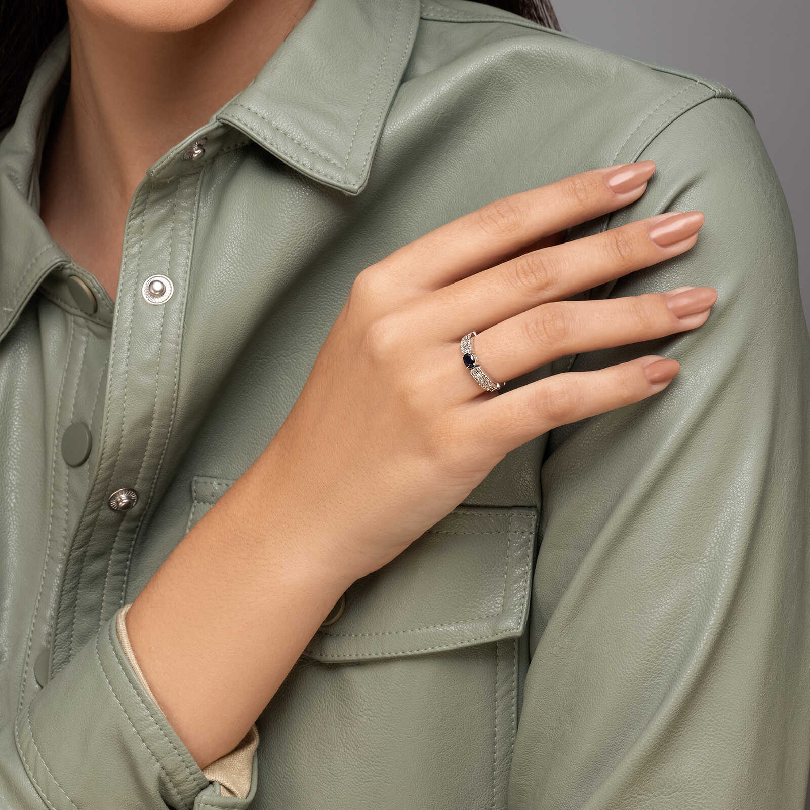 טבעת זהב בשיבוץ יהלומים בחיתוך באגט ואבן ספיר