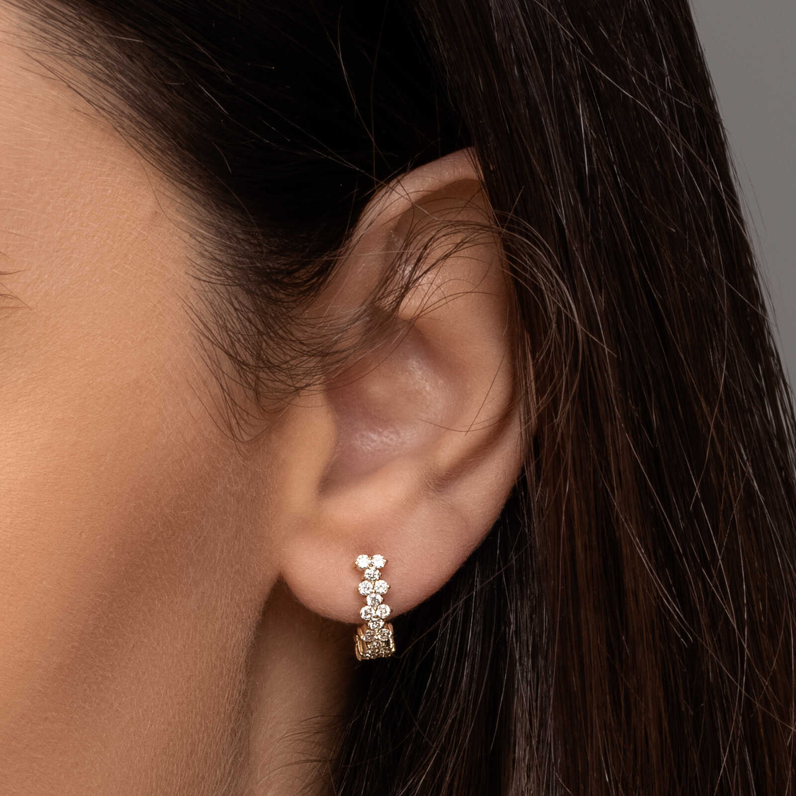 עגילי ברוק עשויים זהב ומשובצי יהלומים