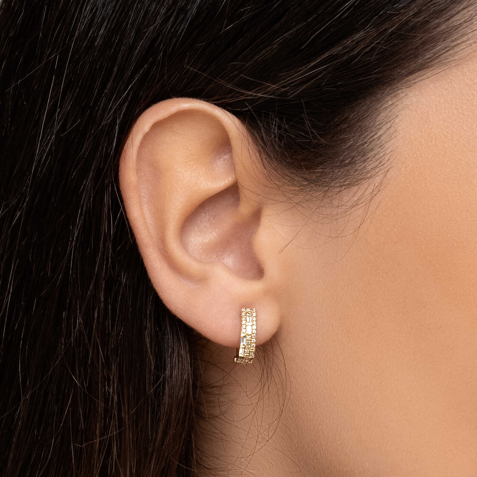 עגילי זהב משובצים 3 שורות יהלומים בחיתוך באגט ועגול