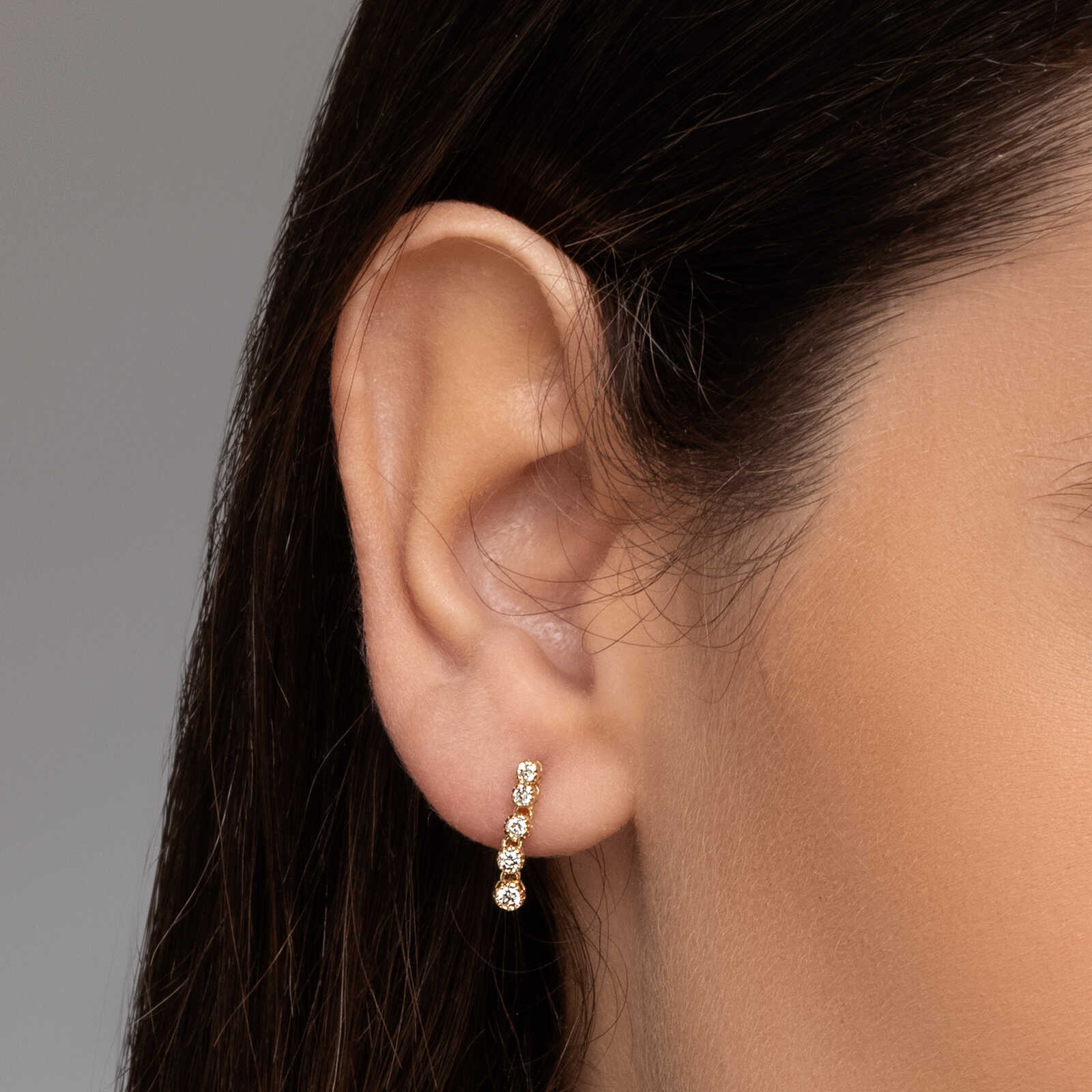 עגילי זהב עם יהלומים תלויים