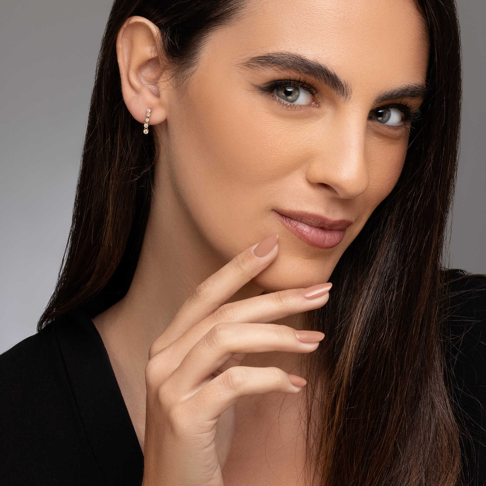 עגילי זהב עם יהלומים תלויים