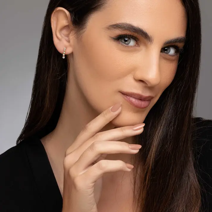 עגילי זהב עם יהלומים תלויים