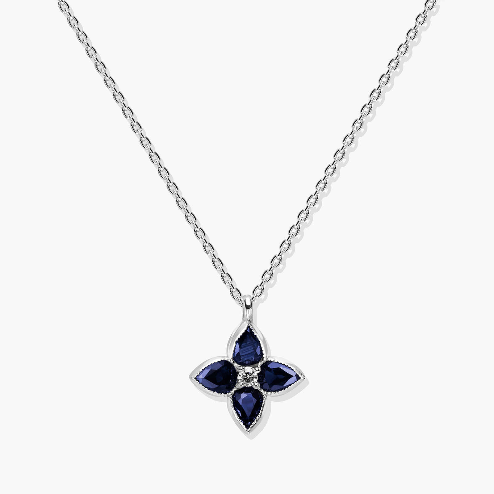 תליון זהב בשיבוץ ספירים ויהלום