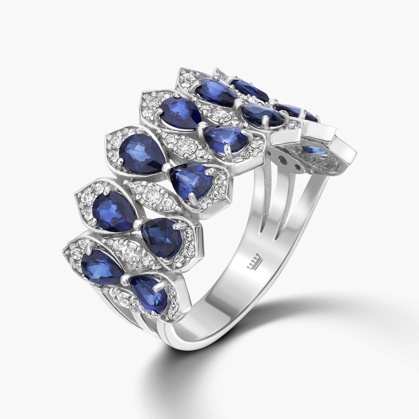 טבעת זהב משובצת באבני ספיר ויהלומים