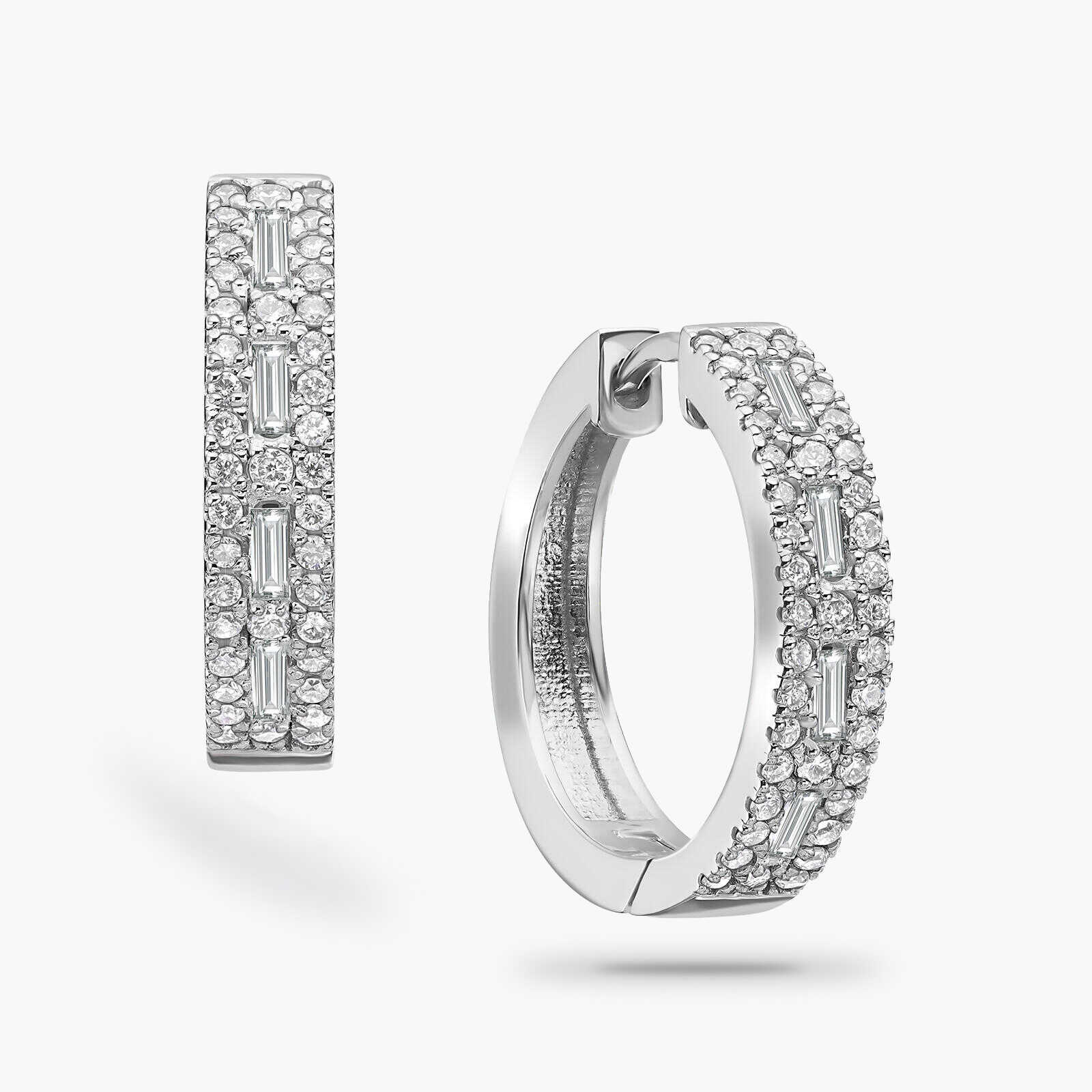 עגילי חישוק בזהב לבן משובצים יהלומי באגט