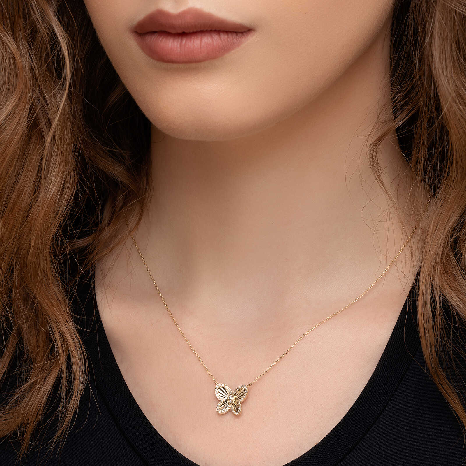 שרשרת זהב עם תליון פרפר בשיבוץ יהלומים
