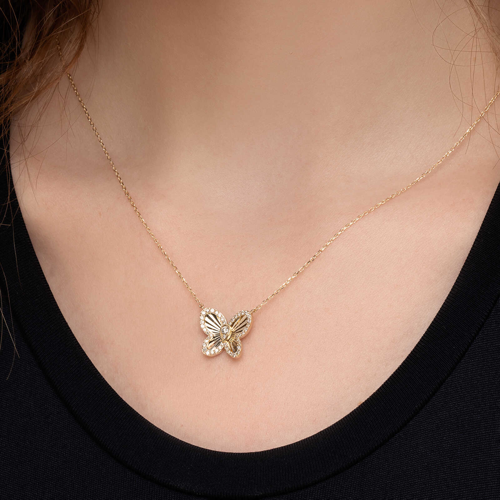 שרשרת זהב עם תליון פרפר בשיבוץ יהלומים