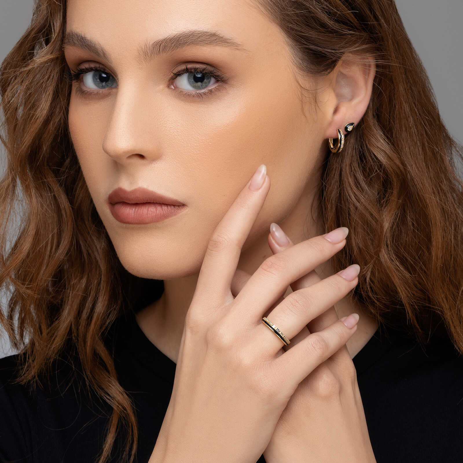 טבעת זהב מסדרת Black Series משובצת יהלומים ומוקפת אמייל שחור