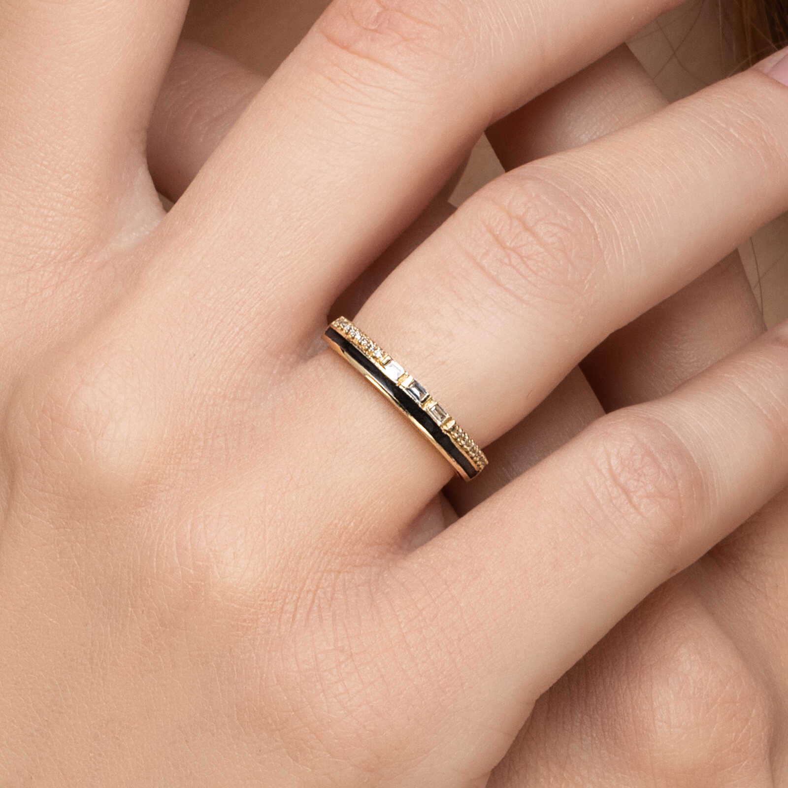 עגילי זהב מסדרת Black series בשיבוץ יהלום עם אמייל שחור