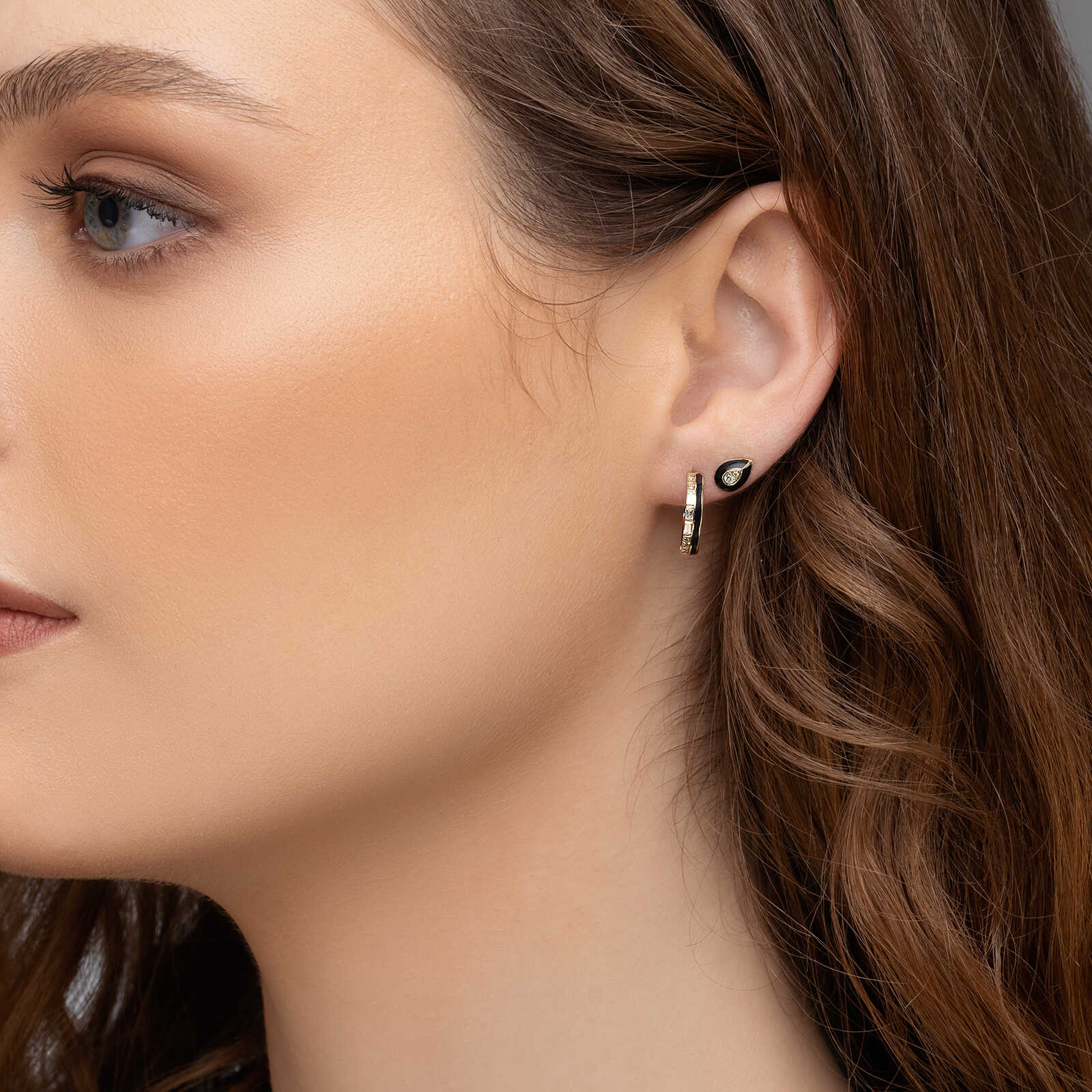 עגילי זהב מסדרת Black series בשיבוץ יהלום עם אמייל שחור