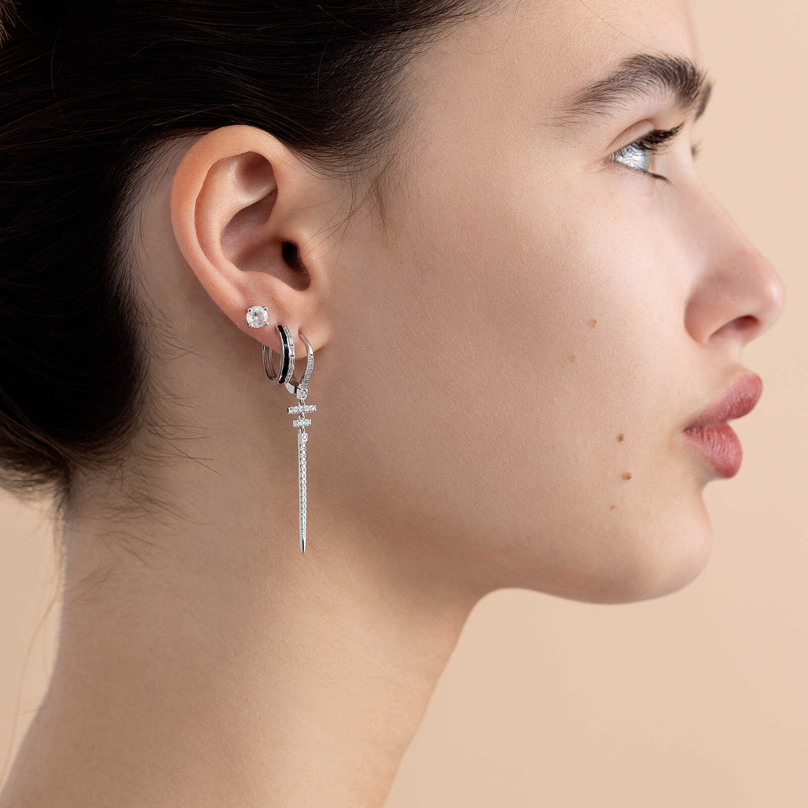 עגילי זהב מסדרת Black Series משובצים יהלומים ופס אמייל שחור