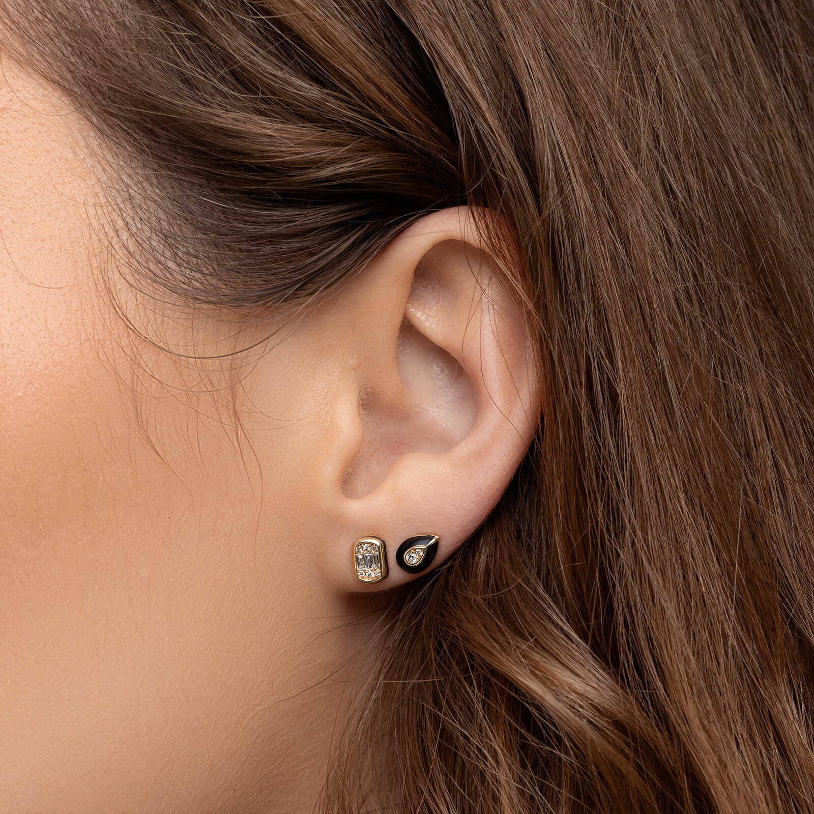 עגילי זהב מסדרת Black series בשיבוץ יהלום עם אמייל שחור