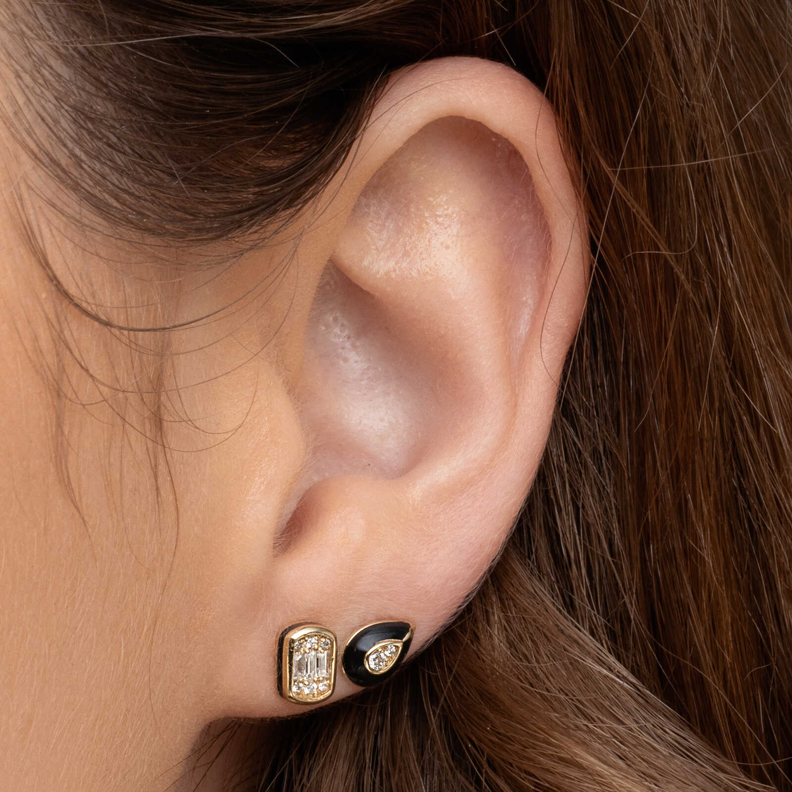 עגילי זהב מסדרת Black series בשיבוץ יהלום עם אמייל שחור