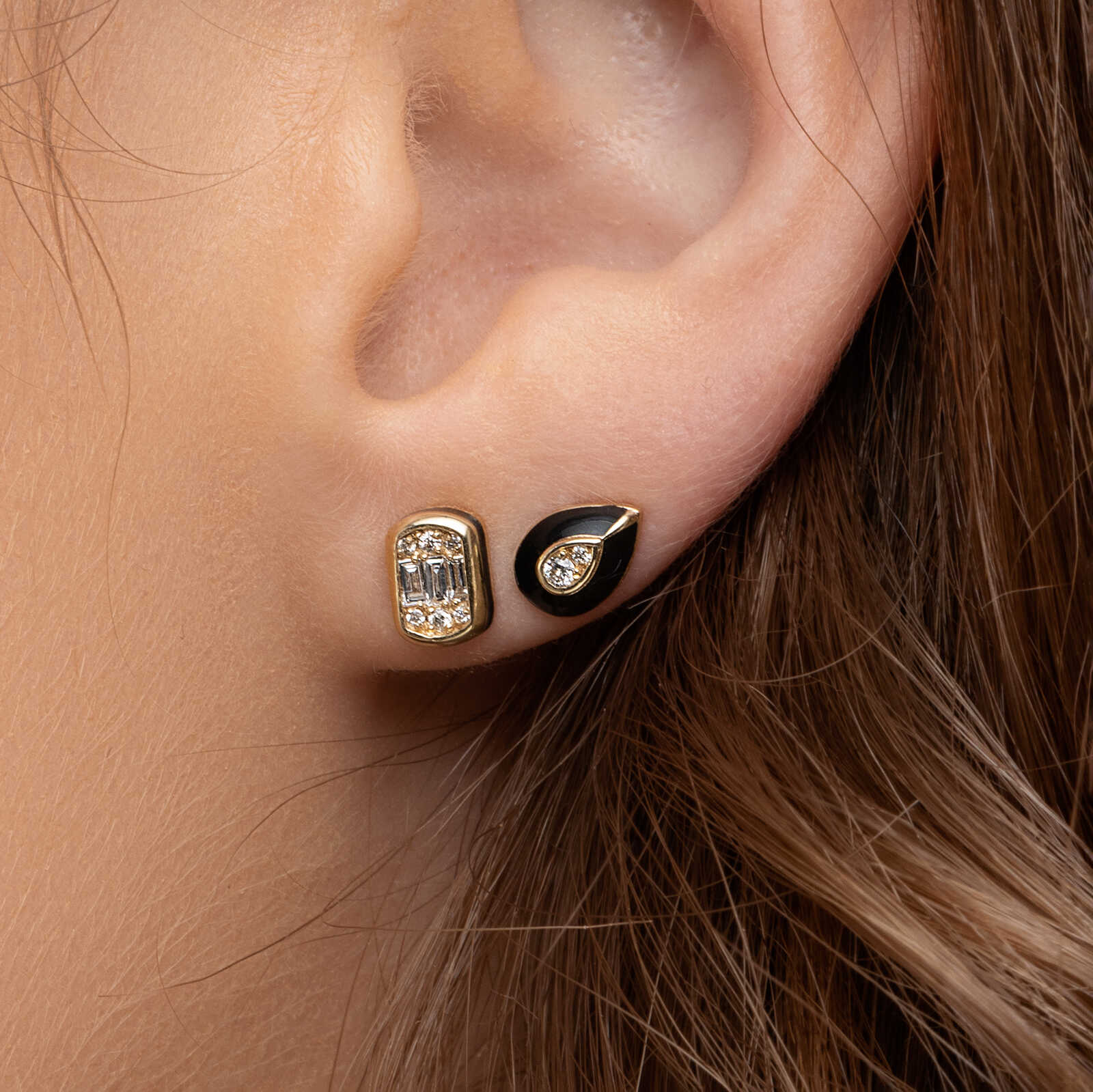 עגילי זהב מסדרת Black series בשיבוץ יהלומי באגט עם אמייל שחור