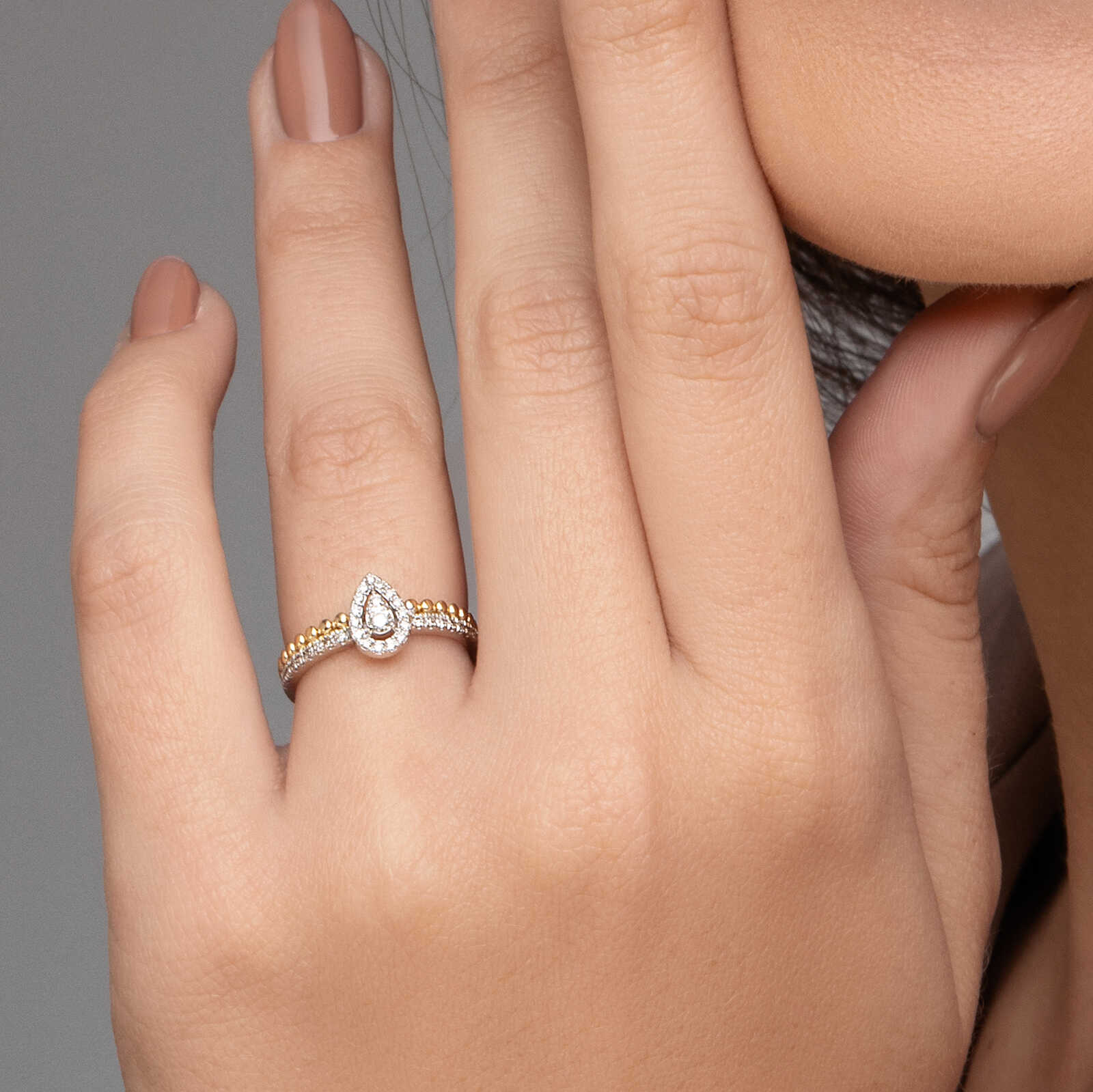 טבעת זהב כפולה בשיבוץ יהלומים