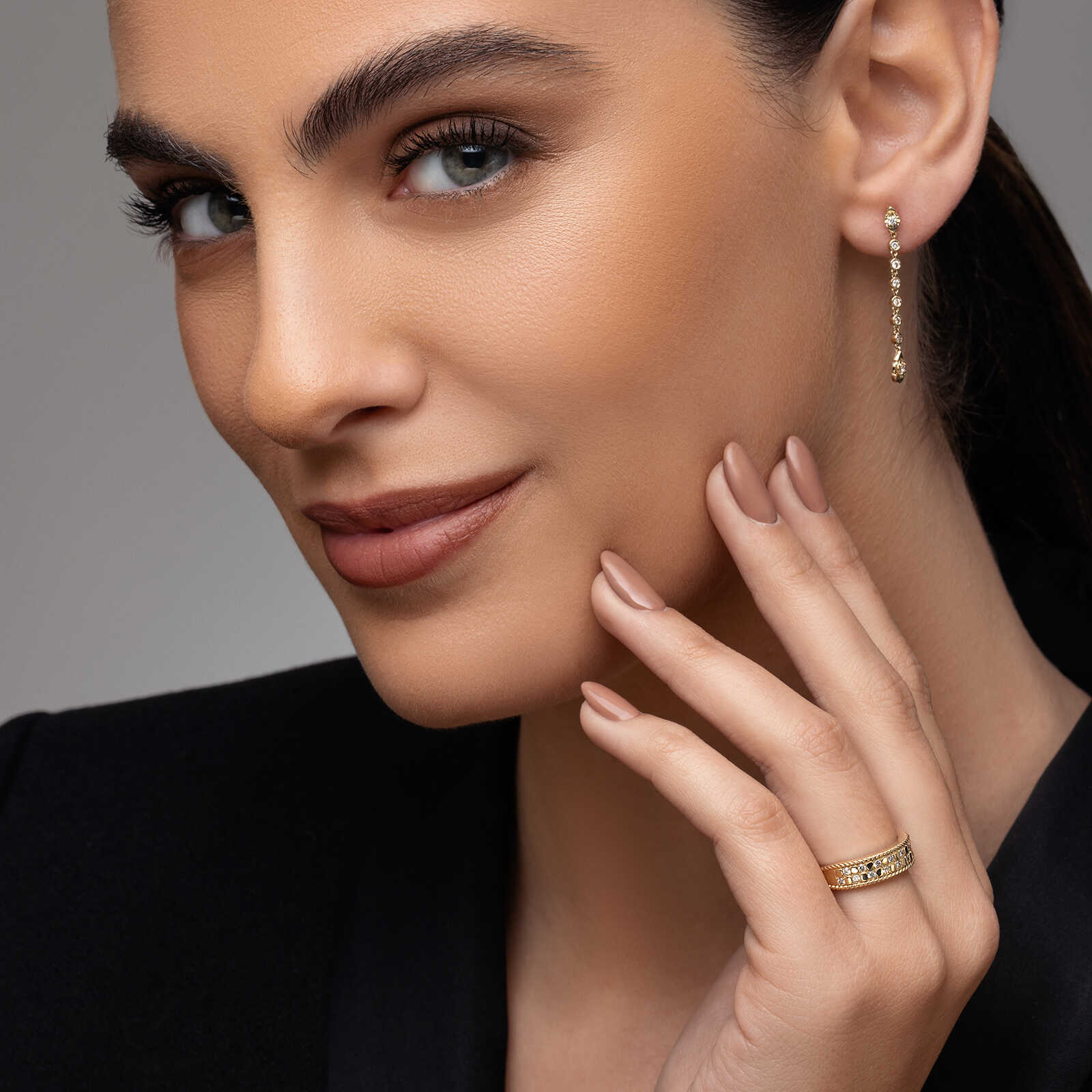 עגילי זהב תלויים בשיבוץ יהלומים ובאורך 3.4 ס"מ