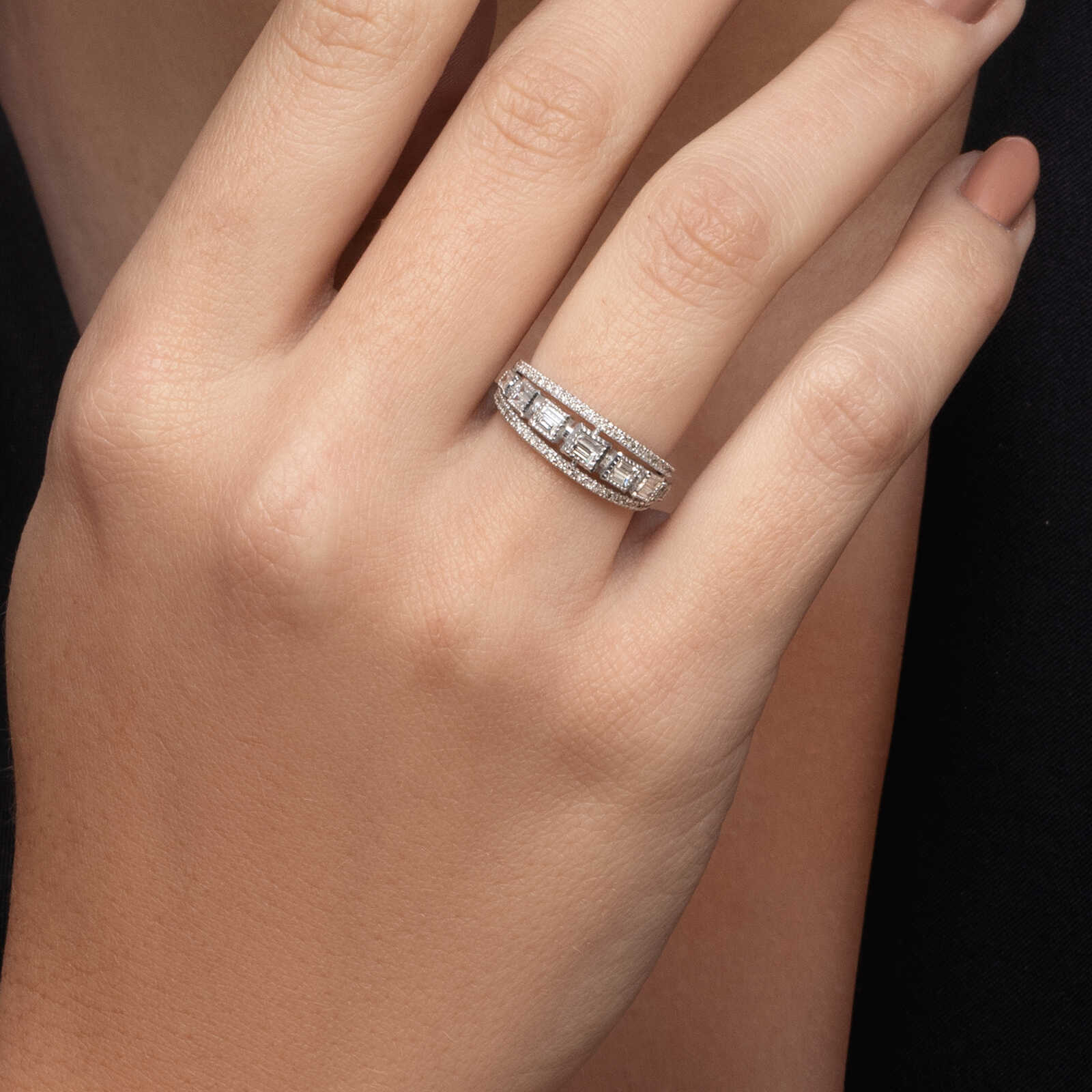 טבעת זהב כפולה המשובצת ביהלומים בחיתוך באגט ועגול