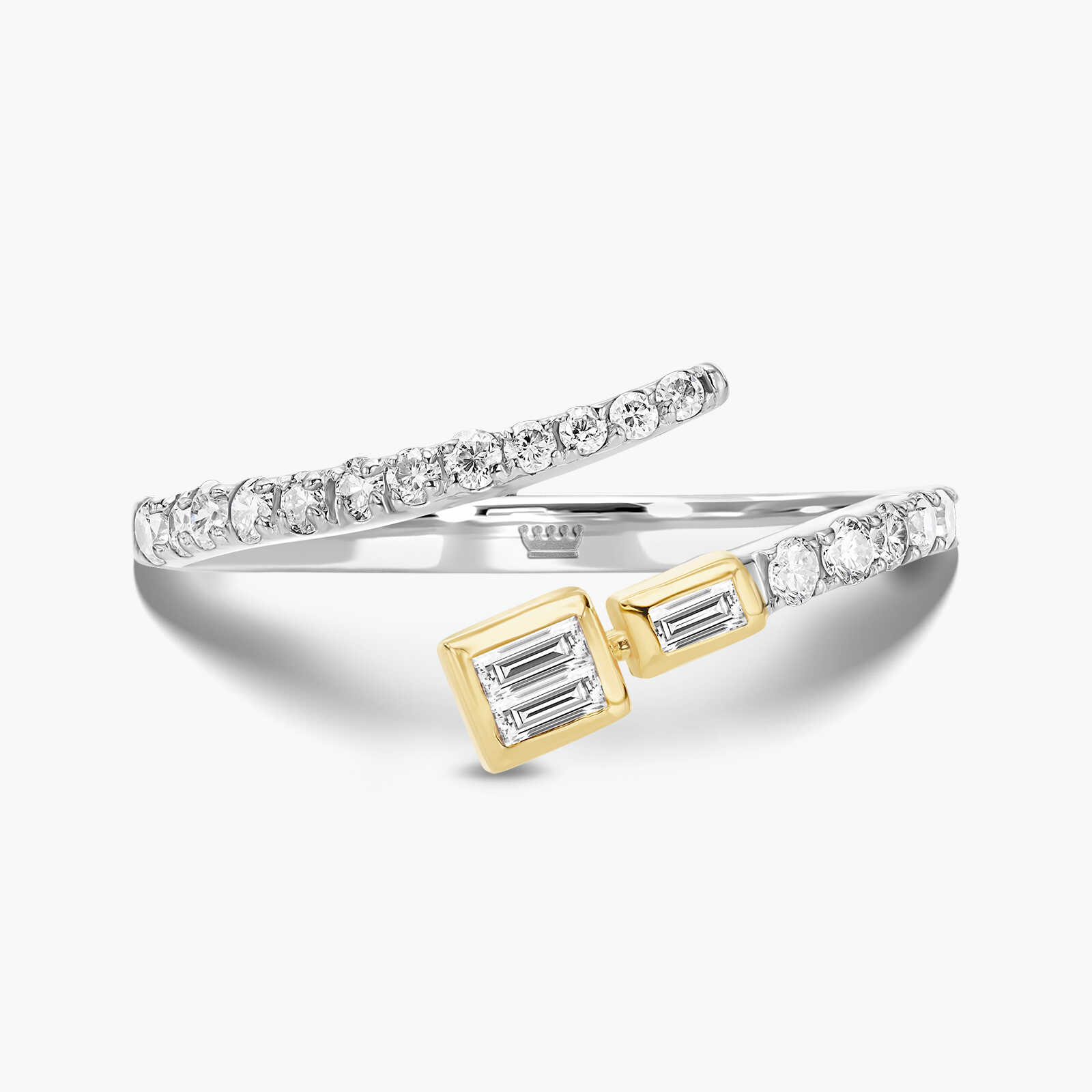 טבעת זהב פתוחה בשיבוץ יהלומים בחיתוך באגט ועגול