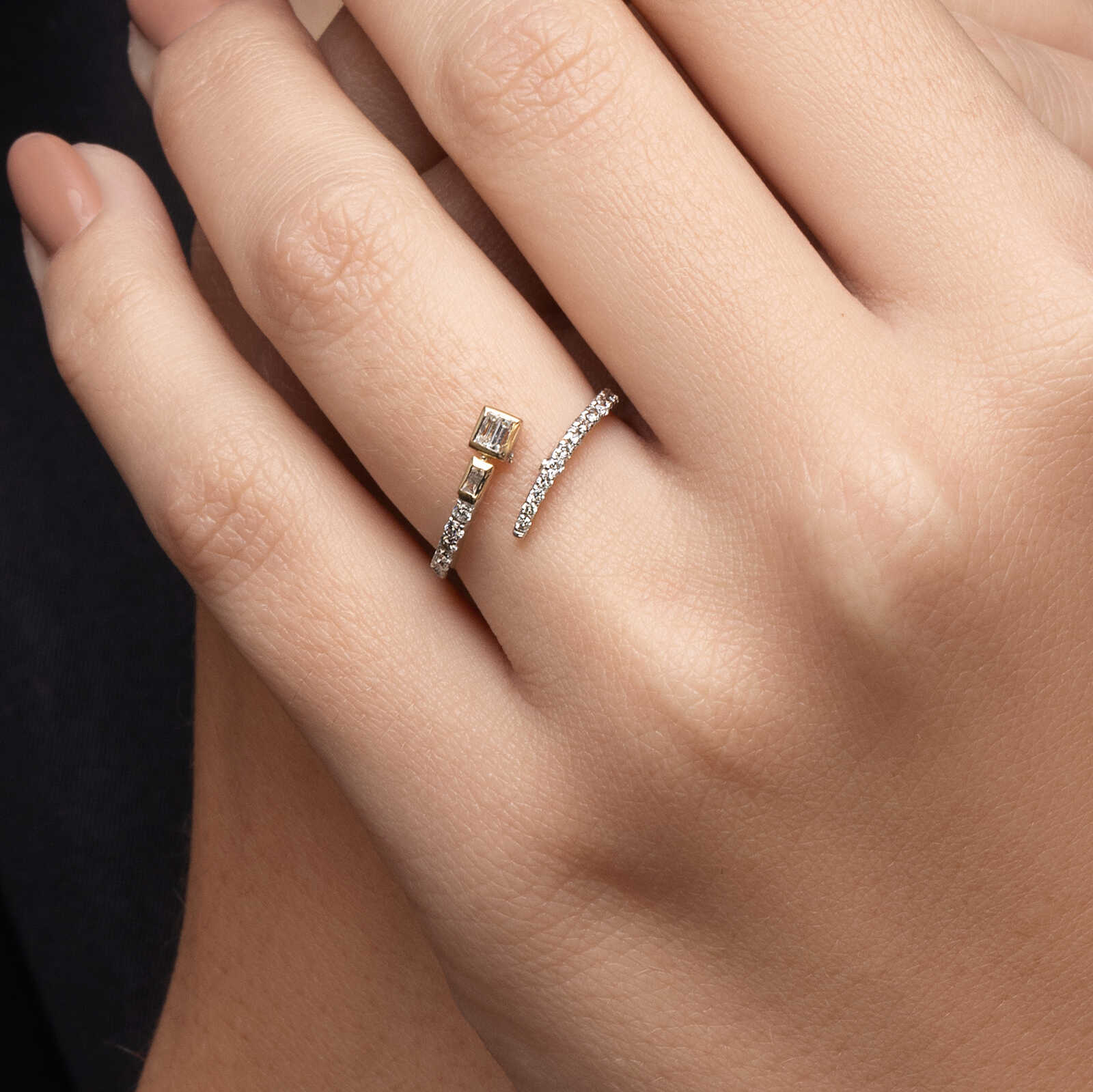 טבעת זהב פתוחה בשיבוץ יהלומים בחיתוך באגט ועגול