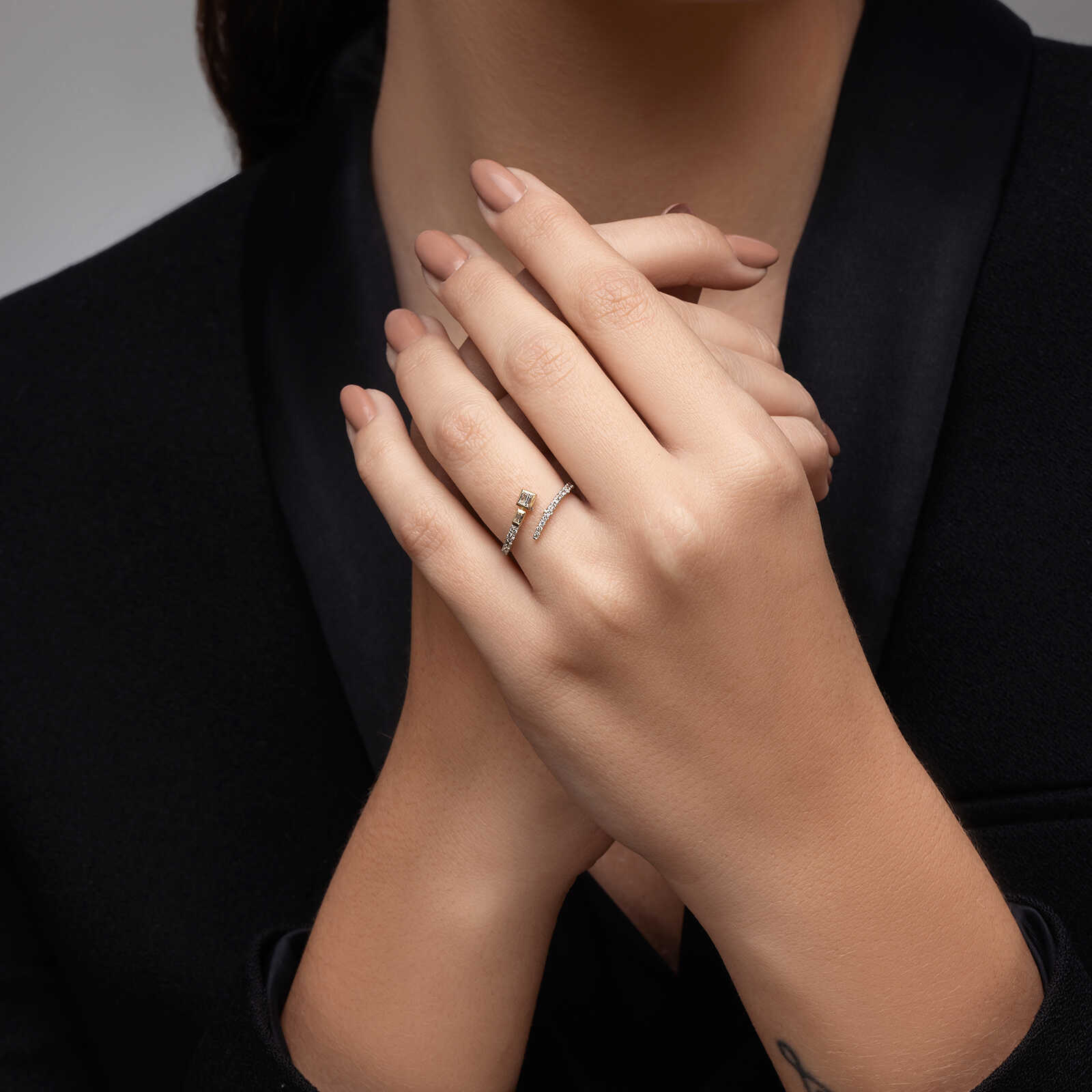 טבעת זהב פתוחה בשיבוץ יהלומים בחיתוך באגט ועגול