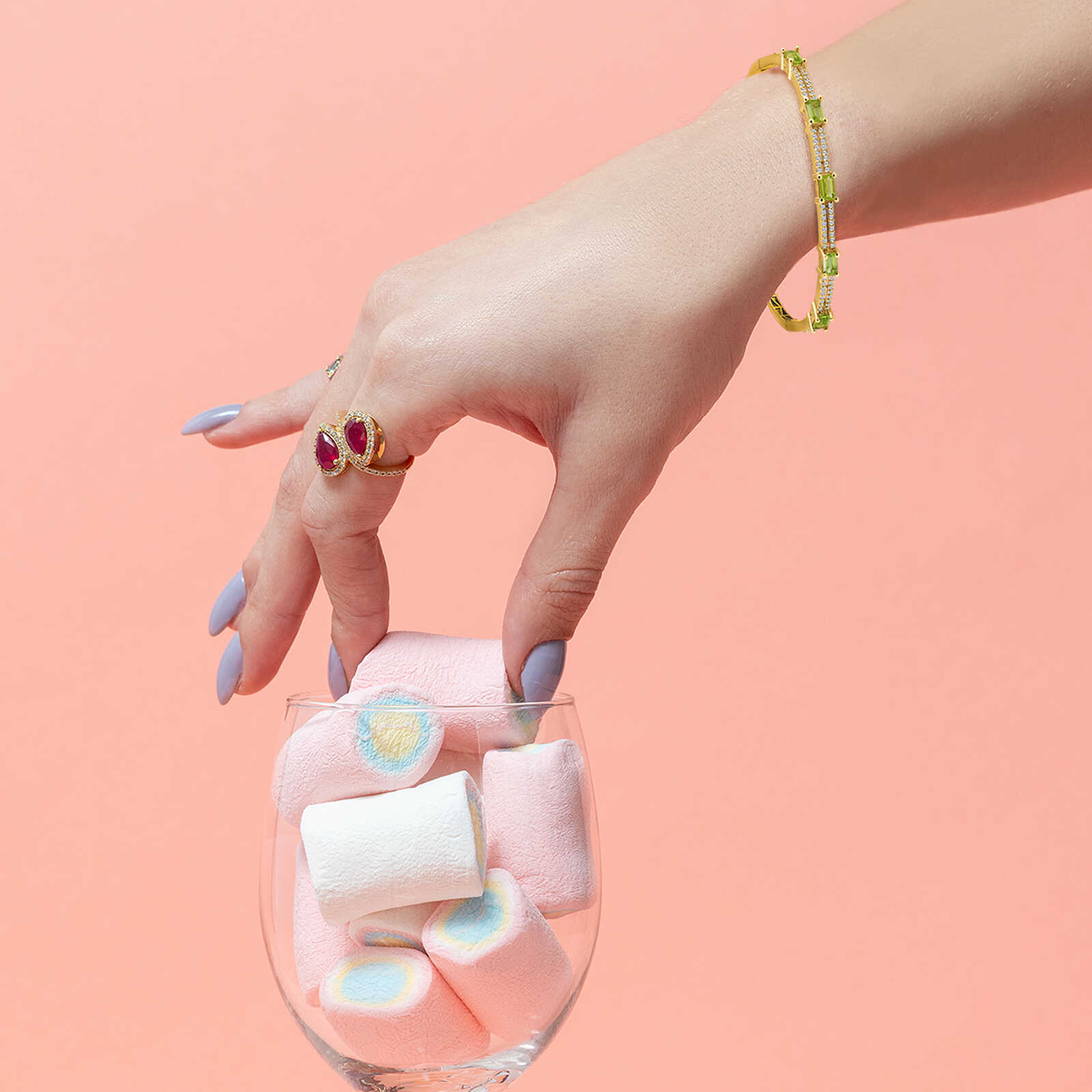 צמיד קשיח משובץ יהלומים ופרידוט