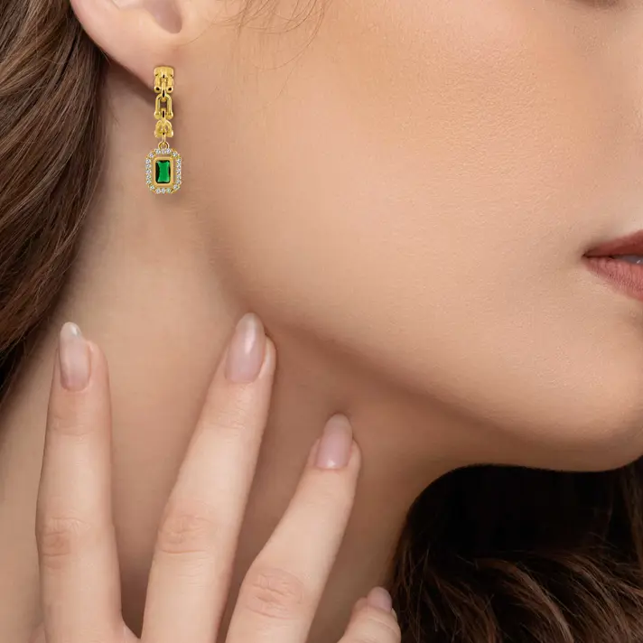 עגילי זהב 14K במראה חוליות ובשיבוץ יהלומים וגרין גרנט