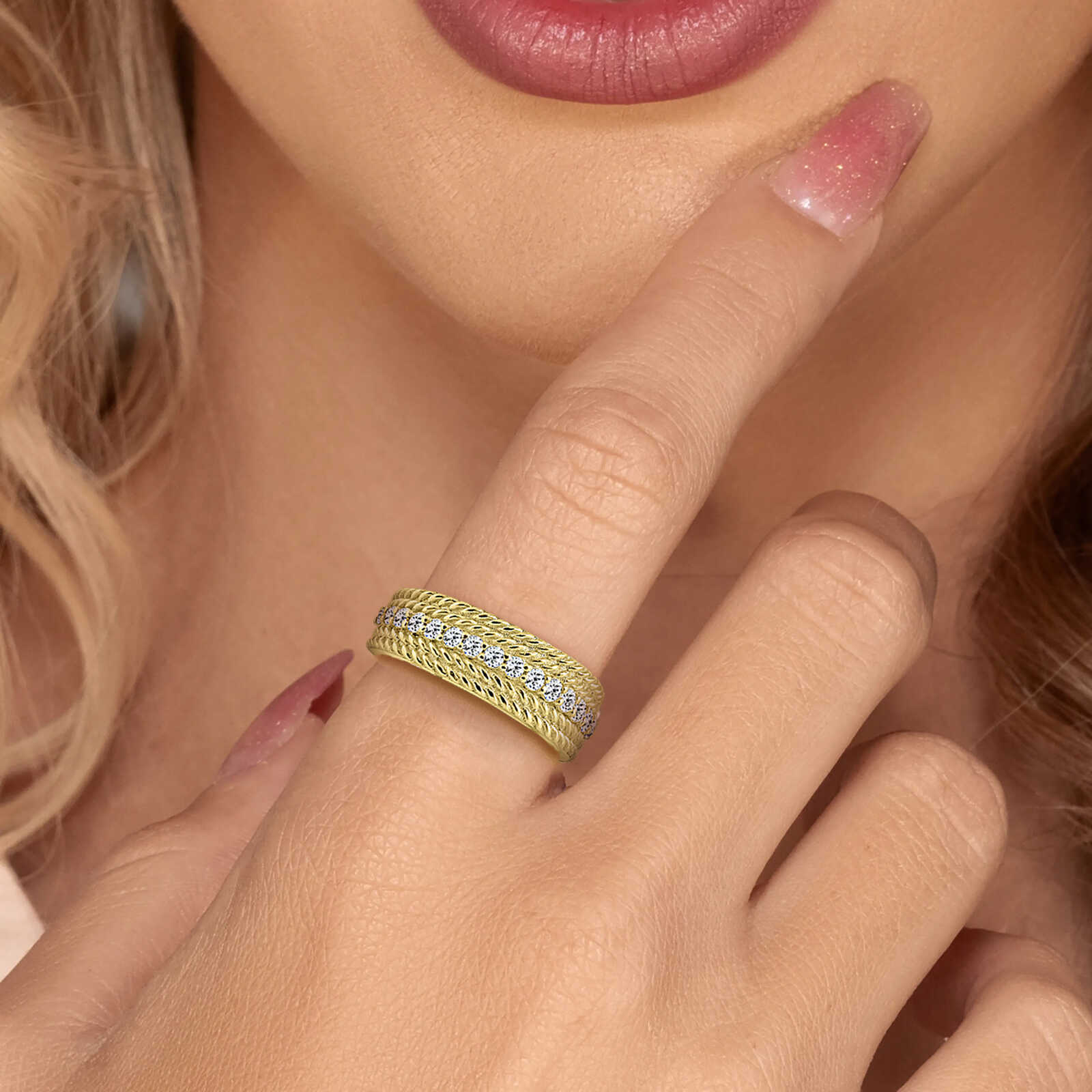 טבעת צמה בשיבוץ יהלומים