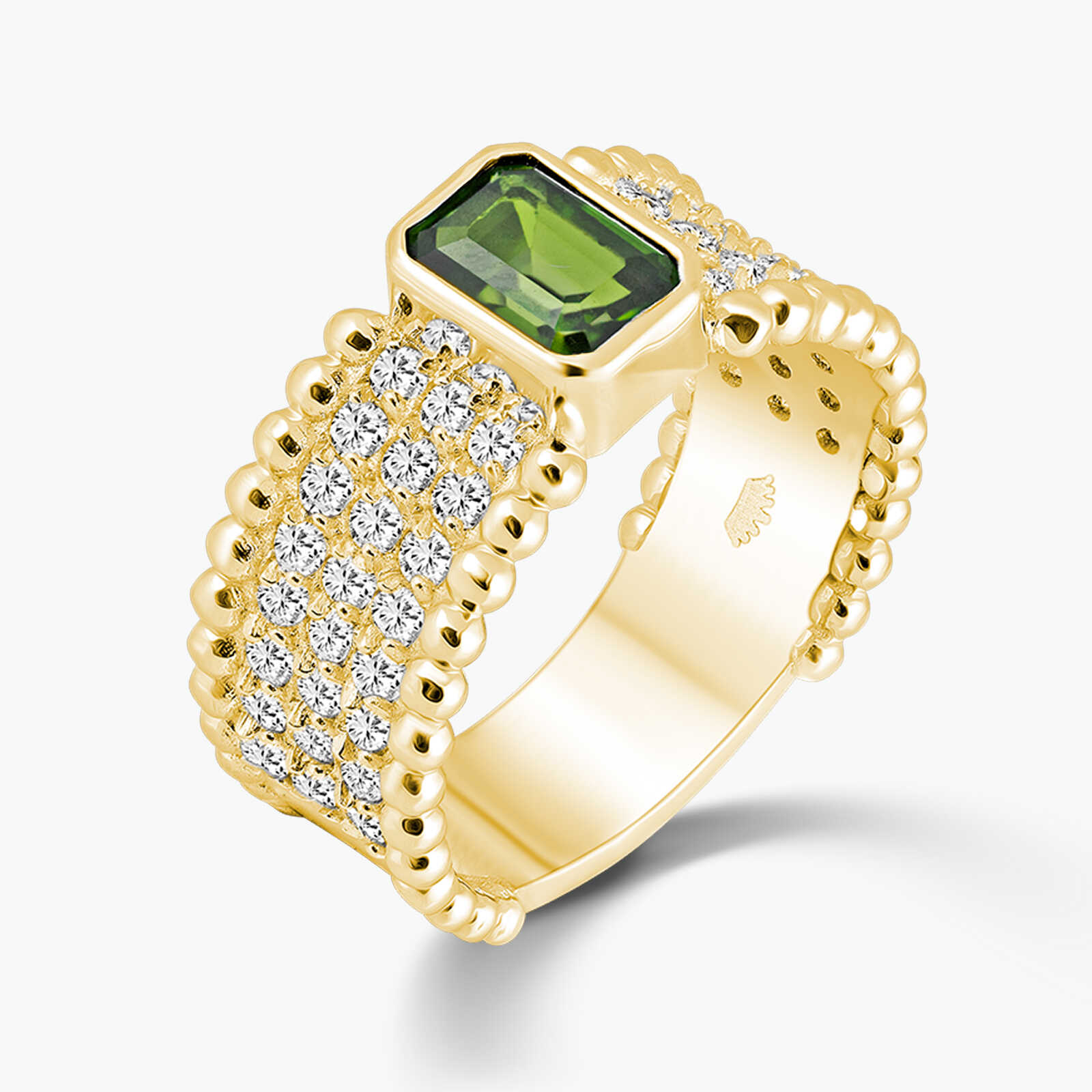 טבעת זהב בשיבוץ יהלומים וגרין גרנט