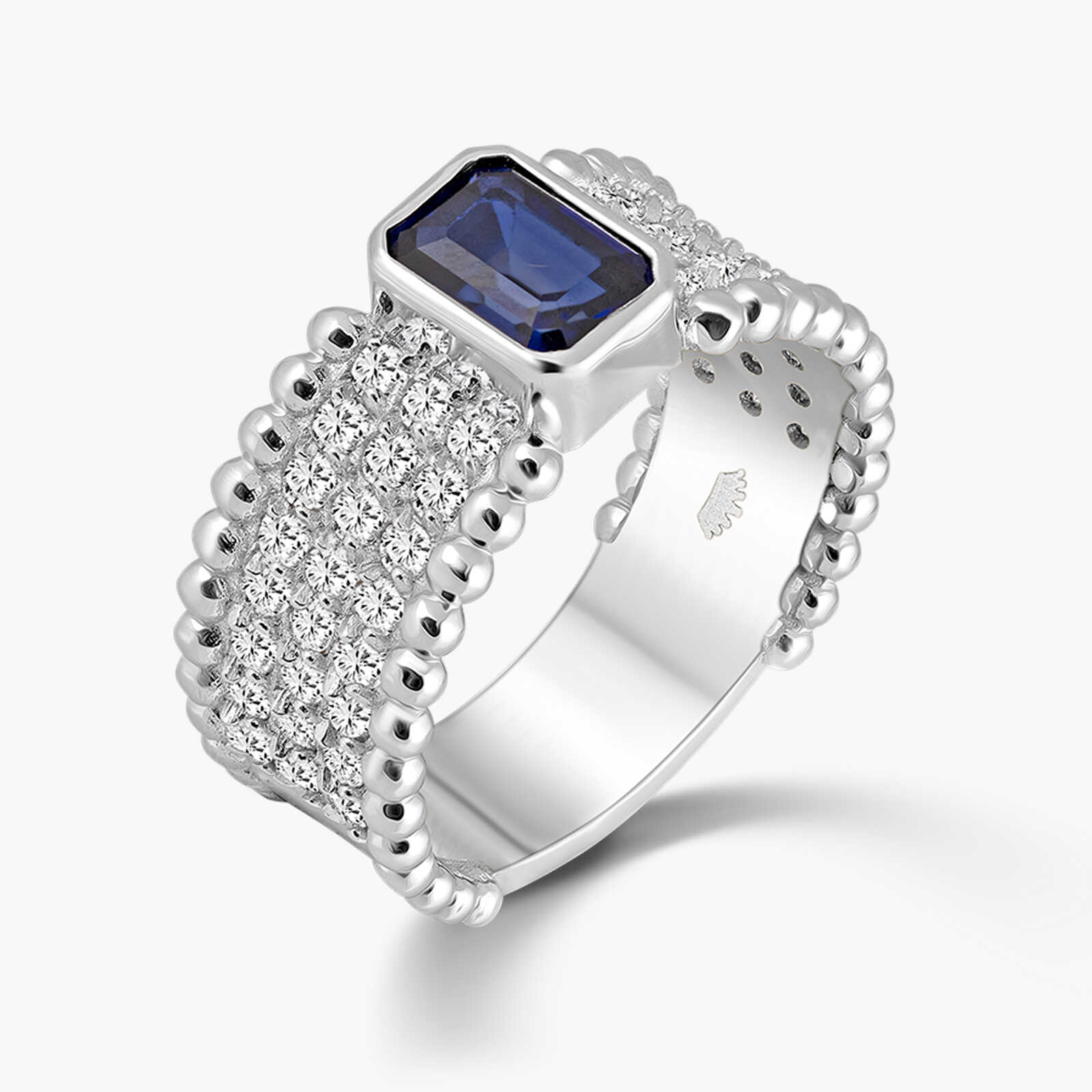 טבעת זהב בשיבוץ יהלומים ובלו ספיר